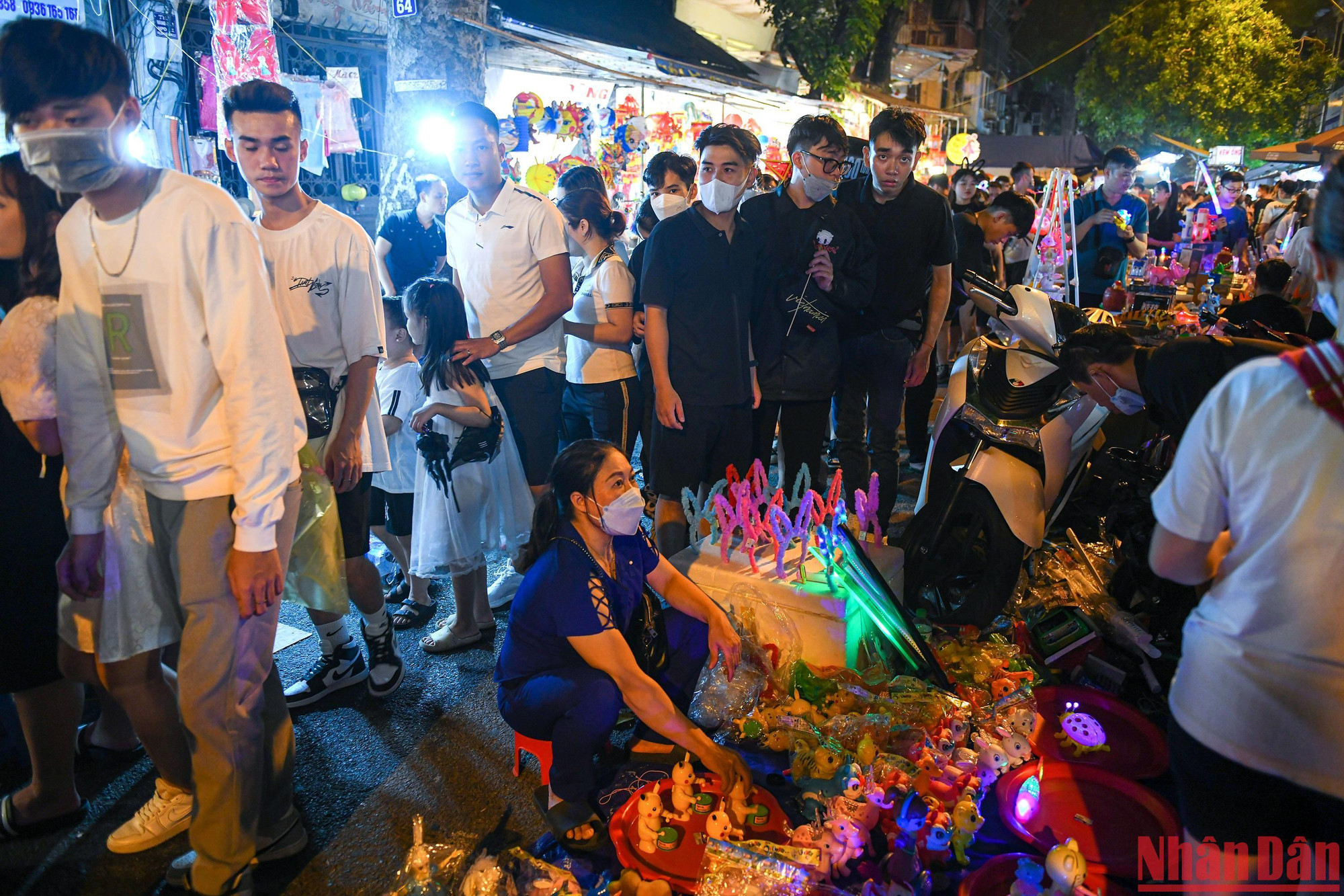 Một tiểu thương tại Hàng Mã cho biết, những ngày này lượng mua của người dân không nhiều. Phần lớn mọi người đến đây chỉ vì mục đích đi chơi, ngắm đồ chứ không có ý định mua.