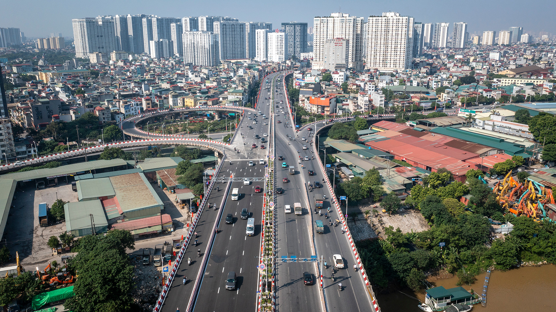[Ảnh] Giao thông cầu Vĩnh Tuy 2 "dễ thở" sau ngày khánh thành ảnh 1