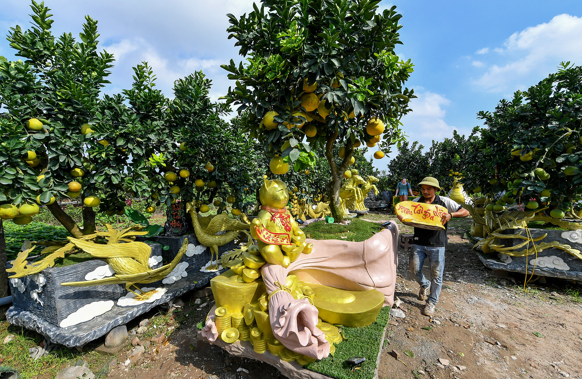 Để tạo ra những tác phẩm đặc sắc này, những người thợ phải làm rất tỉ mỉ, tốn nhiều tâm huyết và công sức, chưa kể không ưng ý sẵn sàng phải đập đi làm lại. Do đó giá thành của những tác phẩm này không hề rẻ và kén người chơi, nhiều chậu lên tới hàng chục, thậm chí cả trăm triệu đồng.