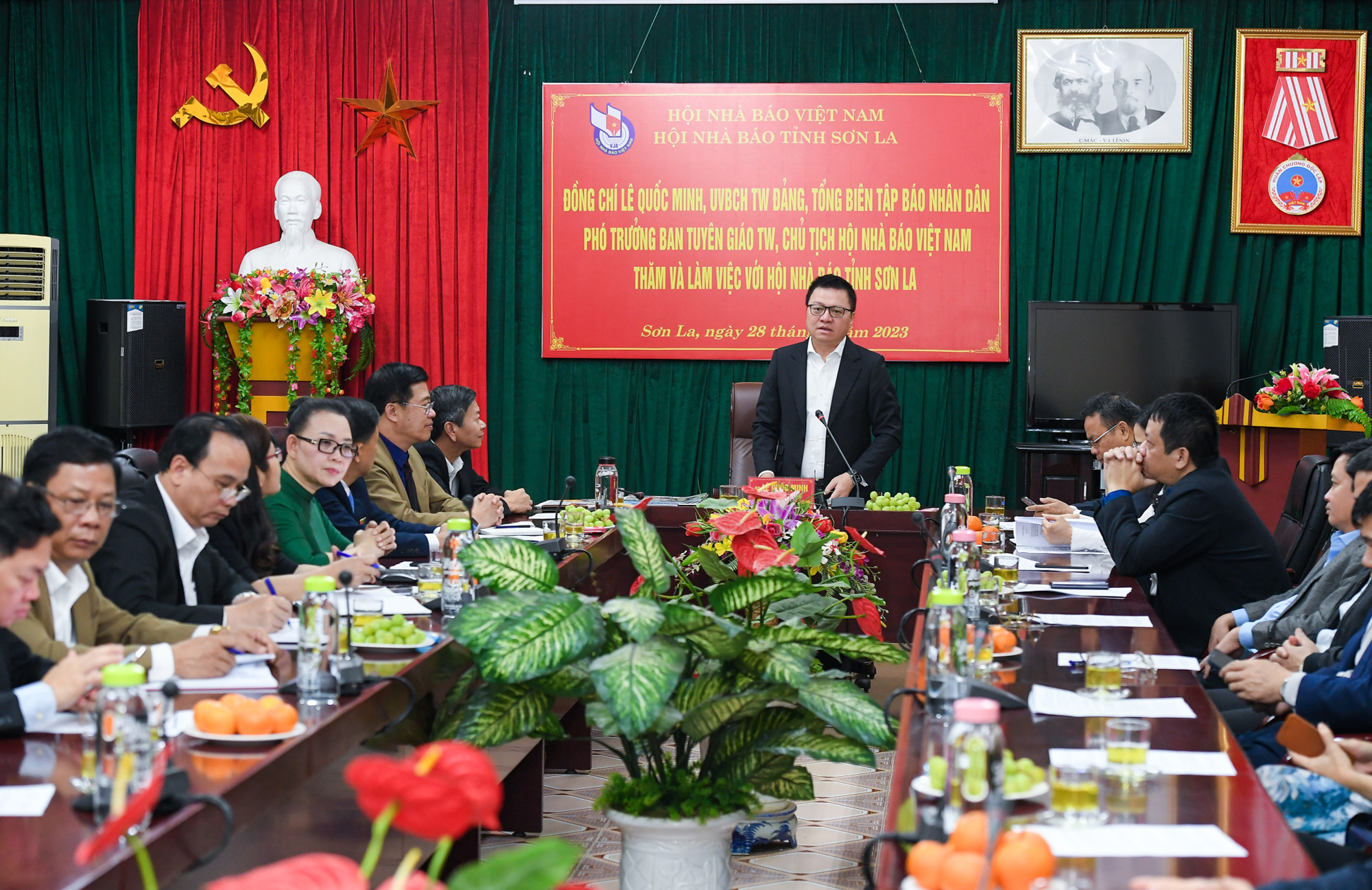 Tổng Biên tập Báo Nhân Dân chia sẻ những khó khăn với các cơ quan báo chí của tỉnh, trao đổi làm rõ những kiến nghị tại buổi làm việc với Hội Nhà báo tỉnh Sơn La và các cơ quan báo chí của tỉnh Sơn La.