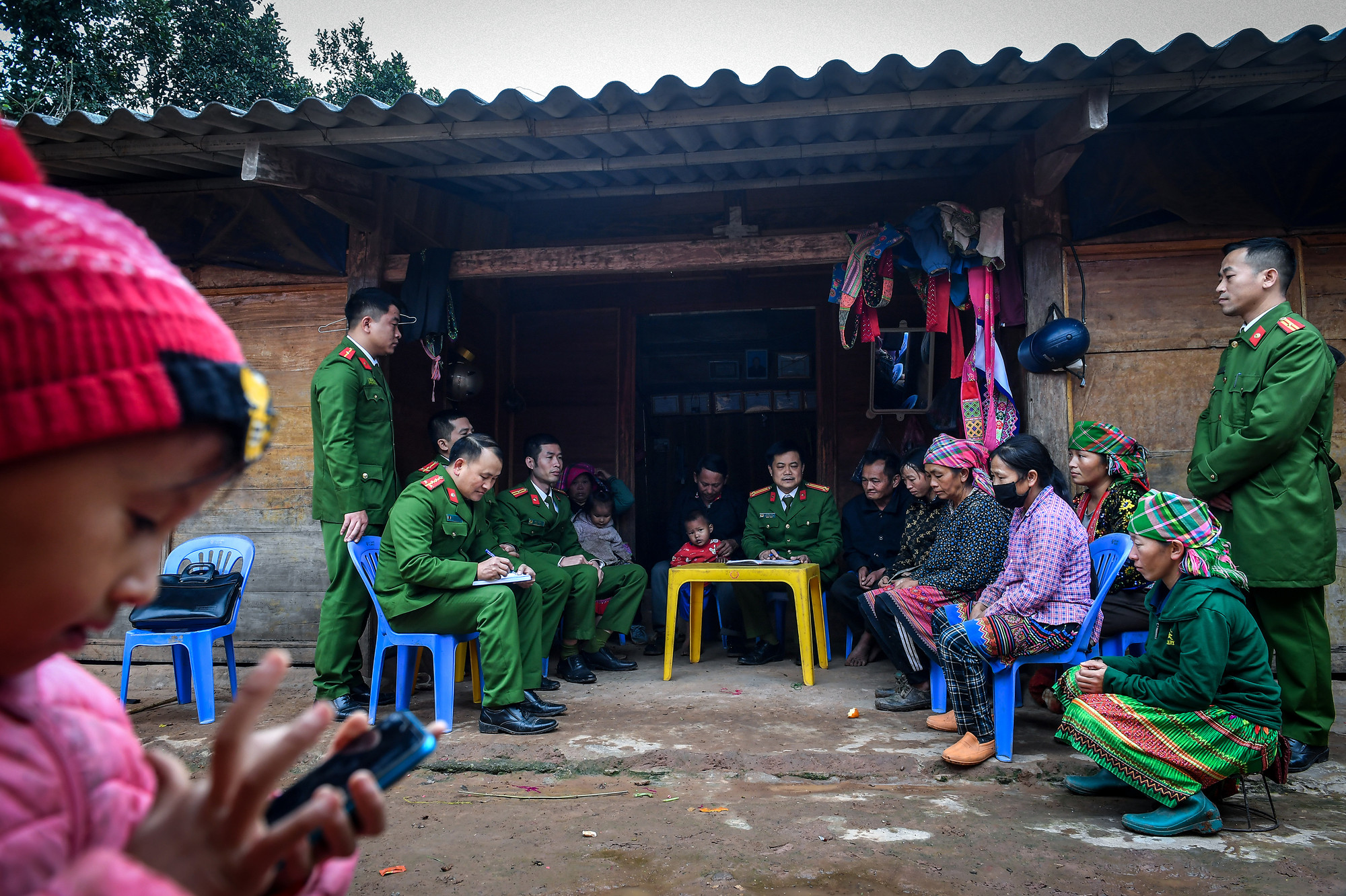 Để có thể "gần dân, sát dân", các cán bộ chiến sĩ công an xã Mường Nhé đã chủ động học tiếng dân tộc để tăng cường khả năng giao tiếp.