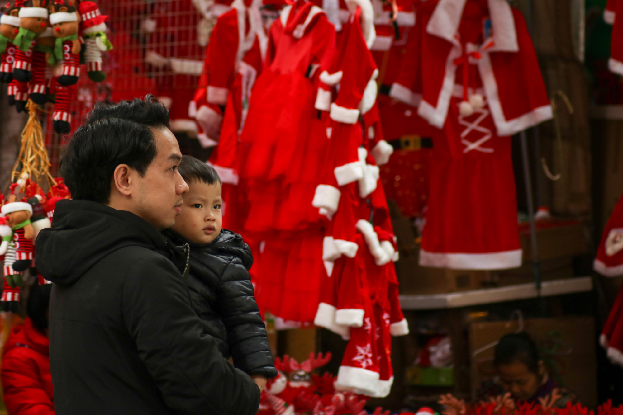 Để thu hút sự chú ý của khách hàng, những món đồ đẹp và độc đáo đều được chủ các cửa hàng trưng ra mặt tiền hoặc treo ở vị trí dễ nhìn nhất.