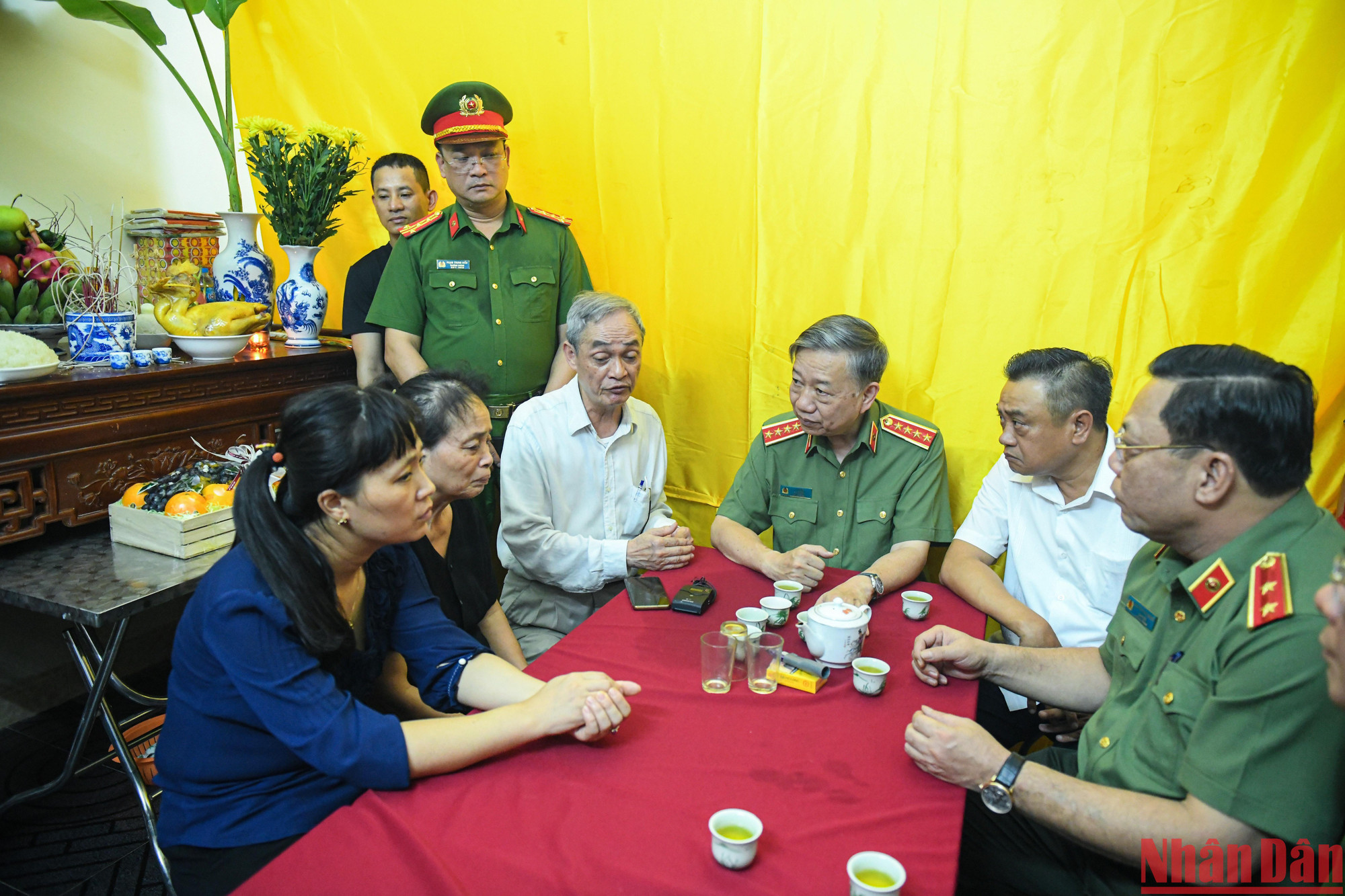 Đại tướng Tô Lâm thăm hỏi động viên gia đình Thượng tá Đặng Anh Quân.