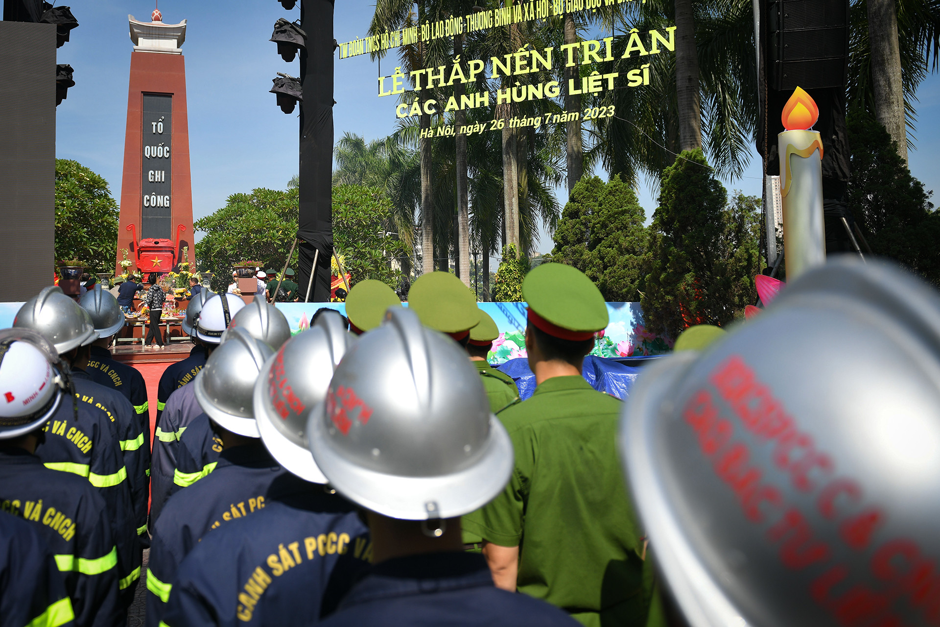 Đội Cảnh sát Phòng cháy, chữa cháy và Cứu nạn, cứu hộ, Công an quận Bắc Từ Liêm kính cẩn nghiêng mình, dâng lên các Anh hùng - Liệt sĩ vòng hoa tươi thắm, thắp nén tâm hương tỏ lòng thành kính đối với những người đã chiến đấu, hy sinh anh dũng cho sự nghiệp giải phóng dân tộc qua các thời kỳ và hy sinh vì sự nghiệp xây dựng, bảo vệ Tổ quốc