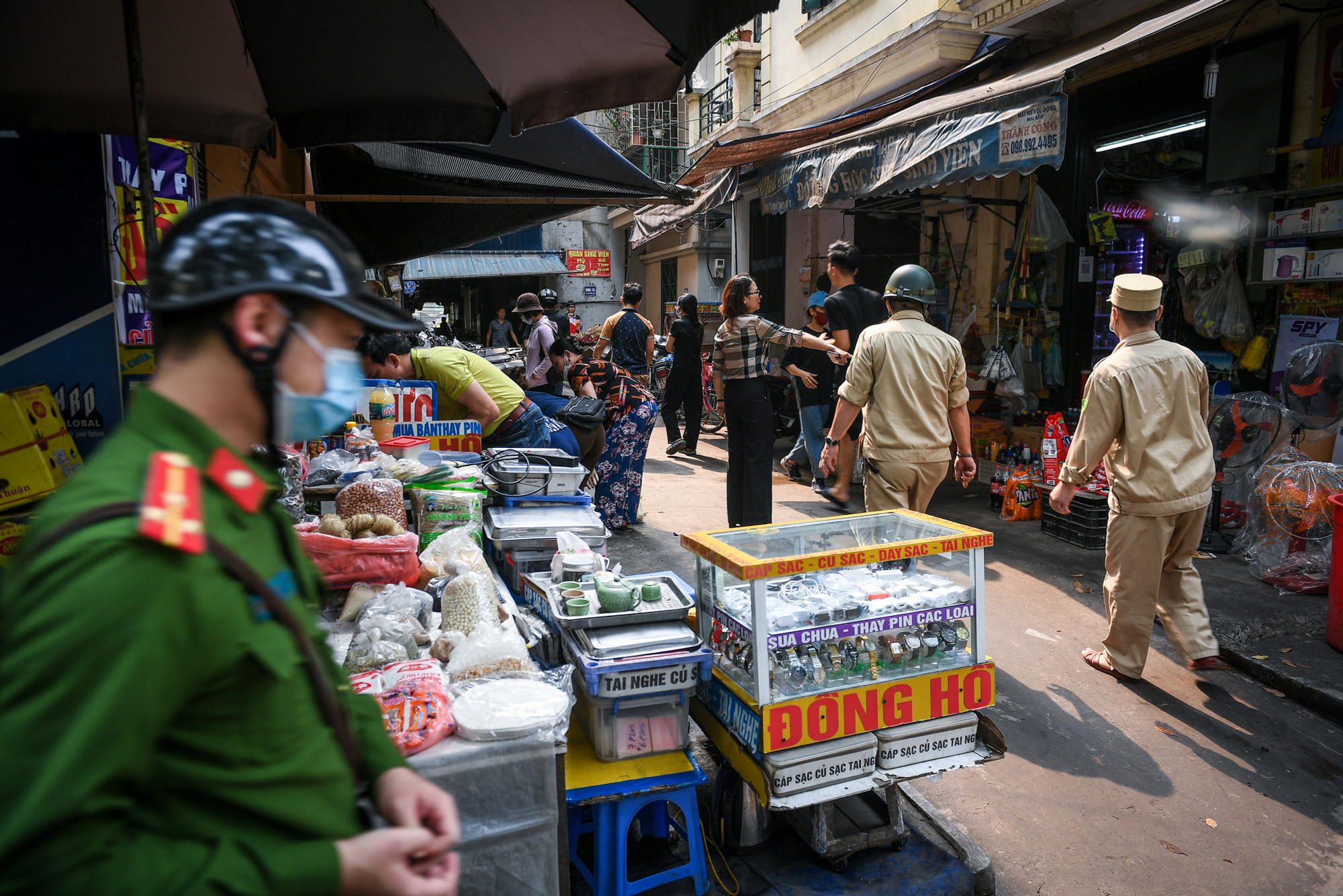 Từ thực trạng trên, Ban chỉ đạo 197 của 4 phường Trung Liệt, Quang Trung, Ngã Tư Sở và Ô Chợ Dừa đã thống nhất xây dựng Kế hoạch lên tịch giữa các phường để bảo đảm trật tự đô thị, trật tự an toàn giao thông, vệ sinh môi trường tại các tuyến phố trên. Từ thực trạng trên, Ban chỉ đạo 197 của 4 phường Trung Liệt, Quang Trung, Ngã Tư Sở và Ô Chợ Dừa đã thống nhất xây dựng Kế hoạch lên tịch giữa các phường để bảo đảm trật tự đô thị, trật tự an toàn giao thông, vệ sinh môi trường tại các tuyến phố trên.