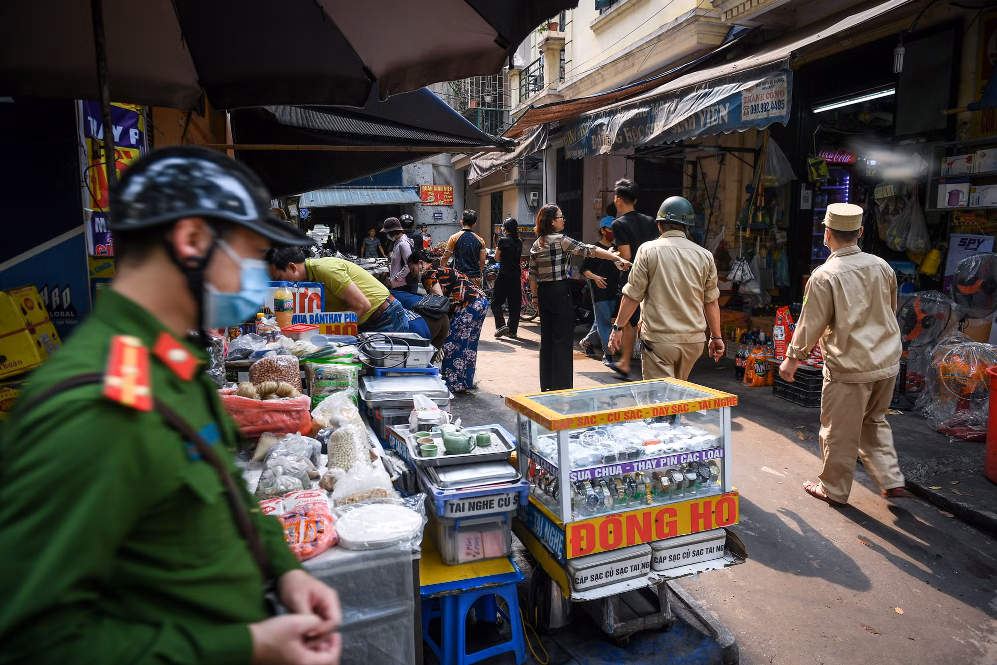 Từ thực trạng trên, Ban chỉ đạo 197 của 4 phường Trung Liệt, Quang Trung, Ngã Tư Sở và Ô Chợ Dừa đã thống nhất xây dựng Kế hoạch lên tịch giữa các phường để bảo đảm trật tự đô thị, trật tự an toàn giao thông, vệ sinh môi trường tại các tuyến phố trên. Từ thực trạng trên, Ban chỉ đạo 197 của 4 phường Trung Liệt, Quang Trung, Ngã Tư Sở và Ô Chợ Dừa đã thống nhất xây dựng Kế hoạch lên tịch giữa các phường để bảo đảm trật tự đô thị, trật tự an toàn giao thông, vệ sinh môi trường tại các tuyến phố trên.