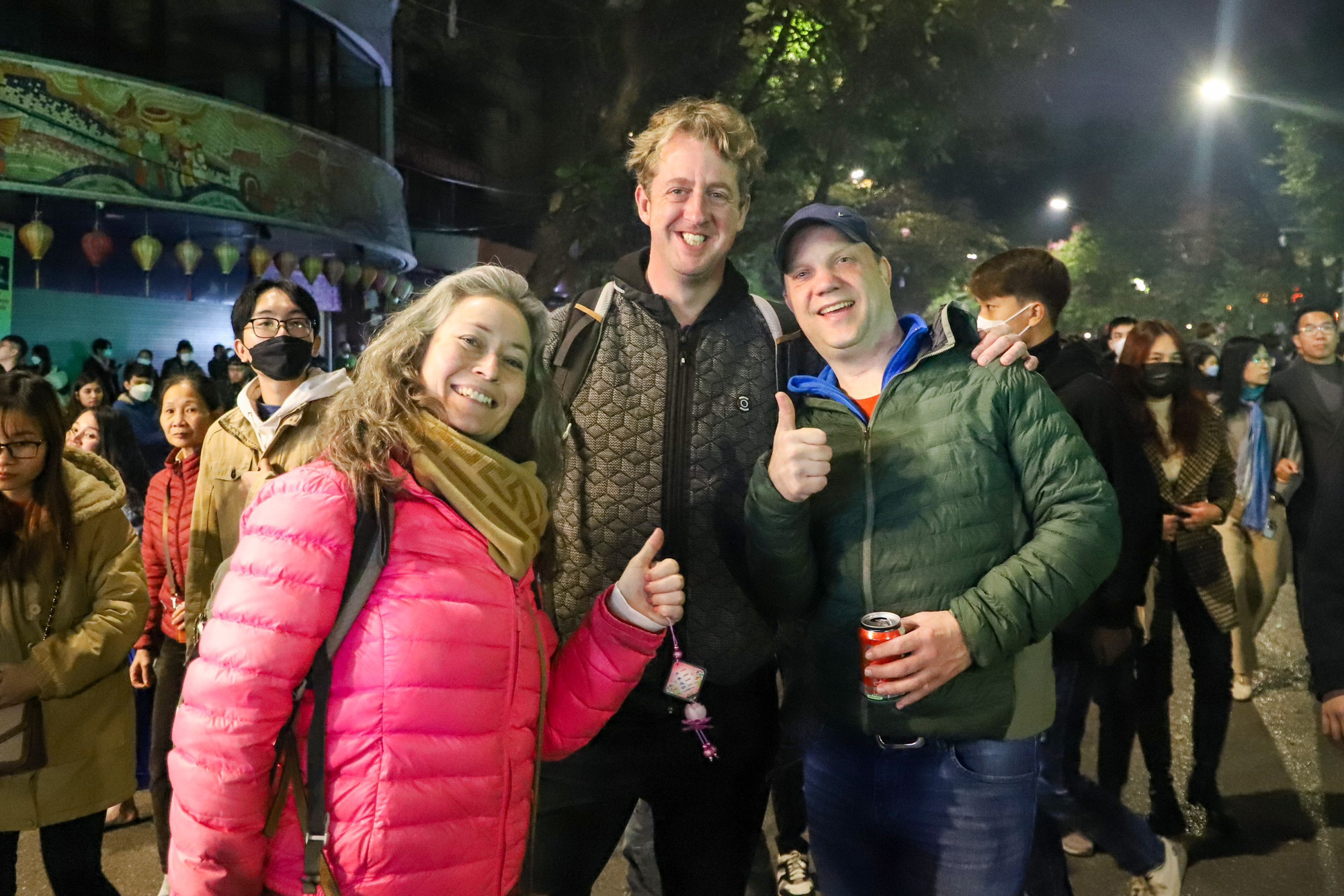 Du khách chào đón năm mới đáng nhớ tại Việt Nam. (Ảnh: NHẬT QUANG)