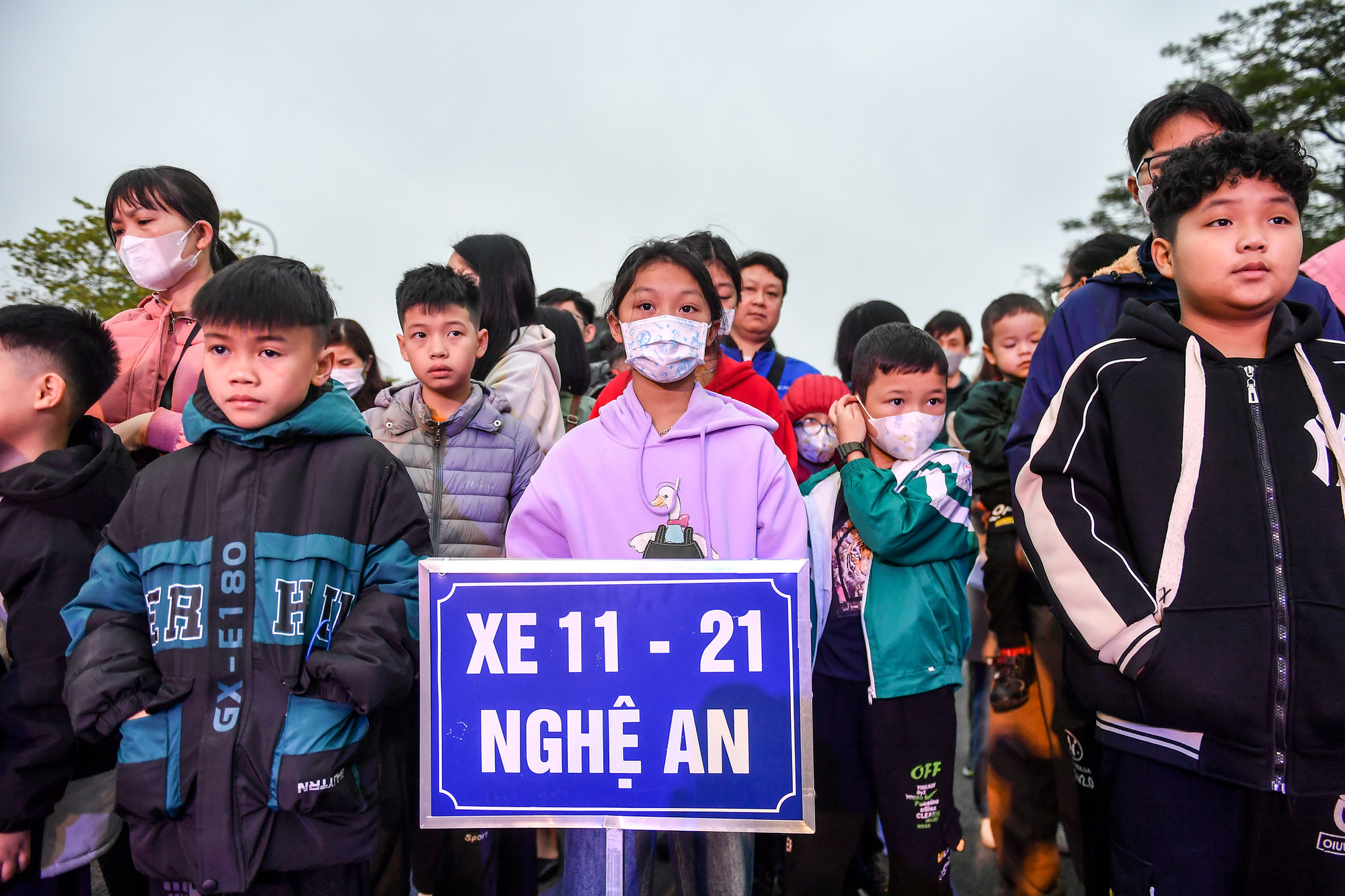 [Ảnh] 1.200 công nhân Hà Nội dậy từ 4 giờ đón chuyến xe miễn phí về quê đón Tết ảnh 5