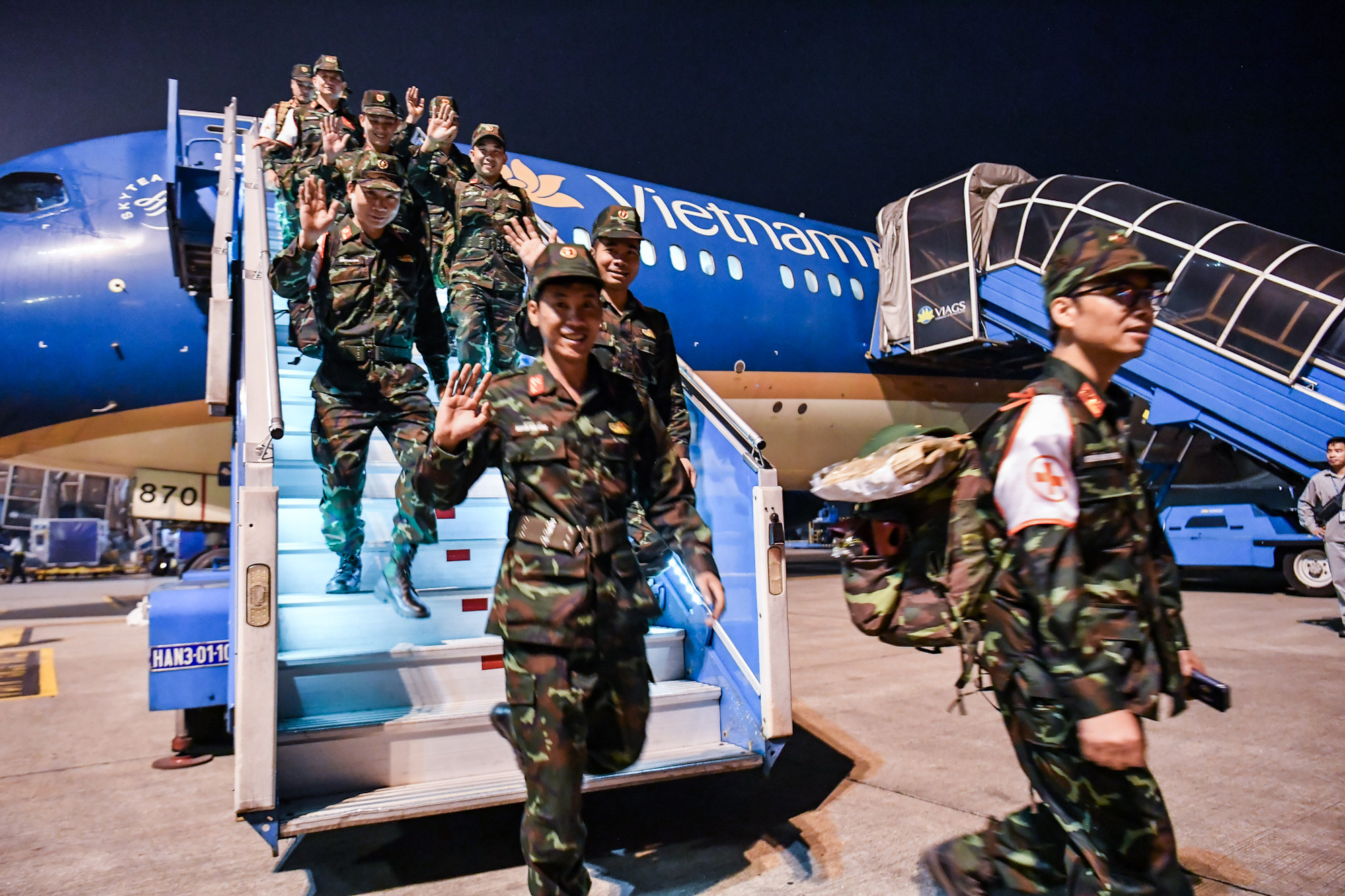 Ngày 30/3, Bộ Quốc phòng đã cử 80 cán bộ, chiến sĩ cùng các trang thiết bị, vật tư y tế cần thiết, 6 chó nghiệp vụ và nhiều tấn hàng hóa đến hỗ trợ Myanmar khắc phục hậu quả động đất. Sau 10 ngày công tác hoàn thành xuất sắc nhiệm vụ các chiến sĩ trở về nước với tâm trạng phấn khởi vui mừng.