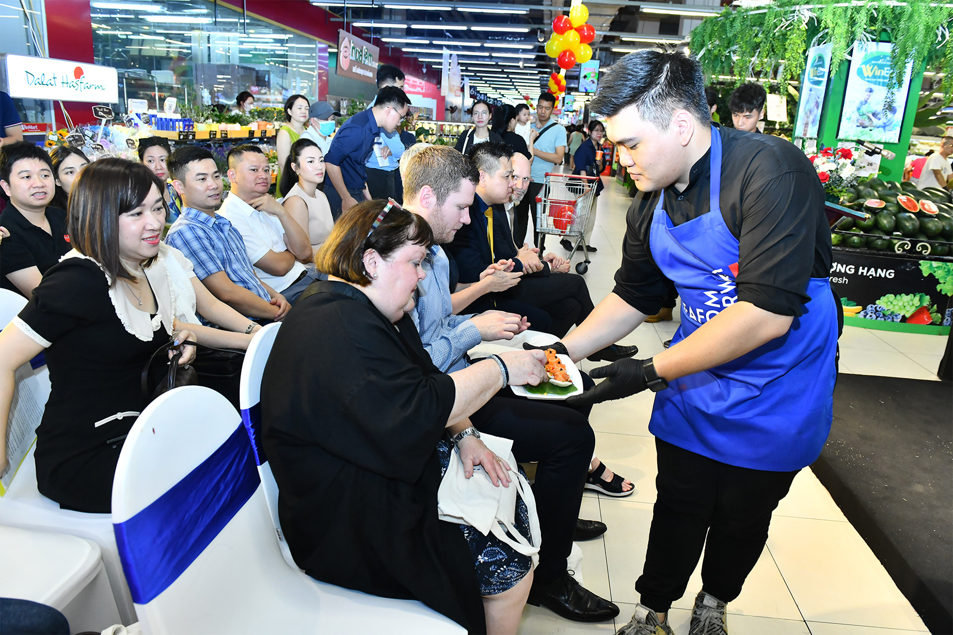 Các đại biểu và khách thưởng thức món cá hồi muối nổi tiếng của Na Uy. Các đại biểu và khách thưởng thức món cá hồi muối nổi tiếng của Na Uy.