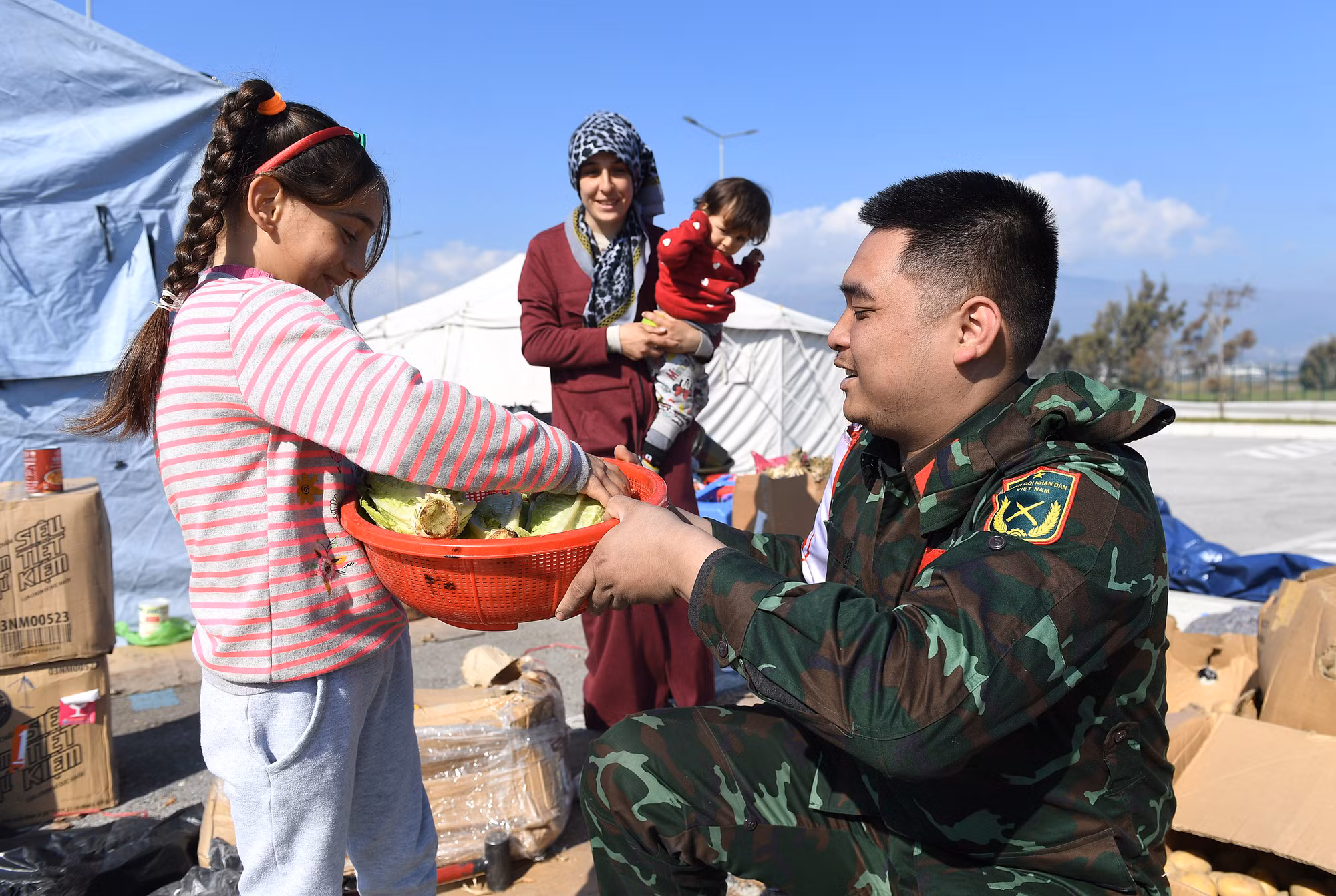 Những người dân chịu ảnh hưởng từ thảm hoạ động đất cũng tới chia tay các anh bộ đội Cụ Hồ. Các chiến sĩ Việt Nam cũng gửi tới người dân những món quà thiết thực cho cuộc sống sắp tới.