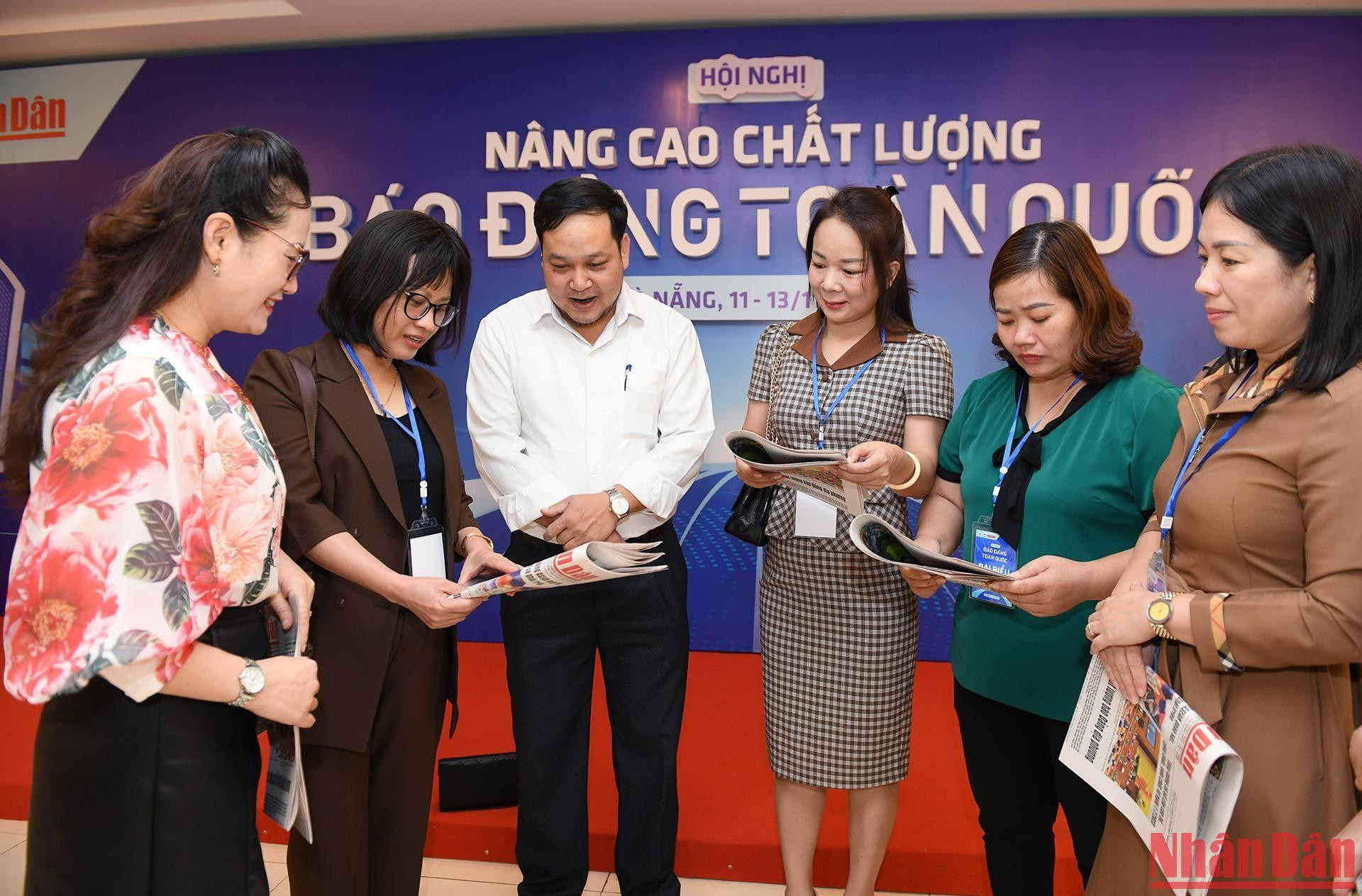 Các nhà báo trong hệ thống báo Đảng cùng bàn việc cải tiến, nâng cao chất lượng, đổi mới thông tin cho hấp dẫn.