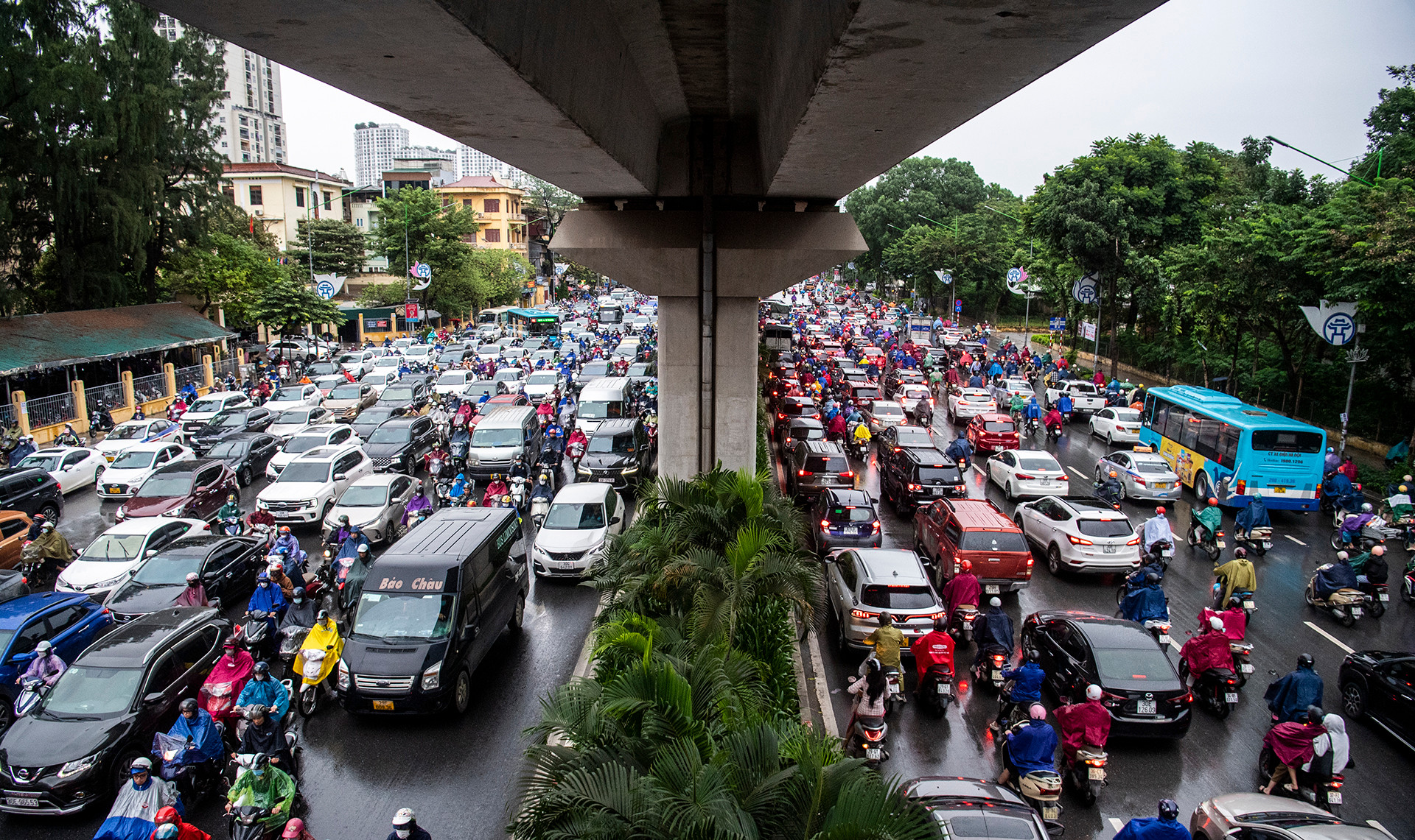 Tình trạng giao thông ùn tắc cục bộ cả 2 chiều trên tuyến đường Nguyễn Trãi (Thanh Xuân) sáng ngày 13/11.