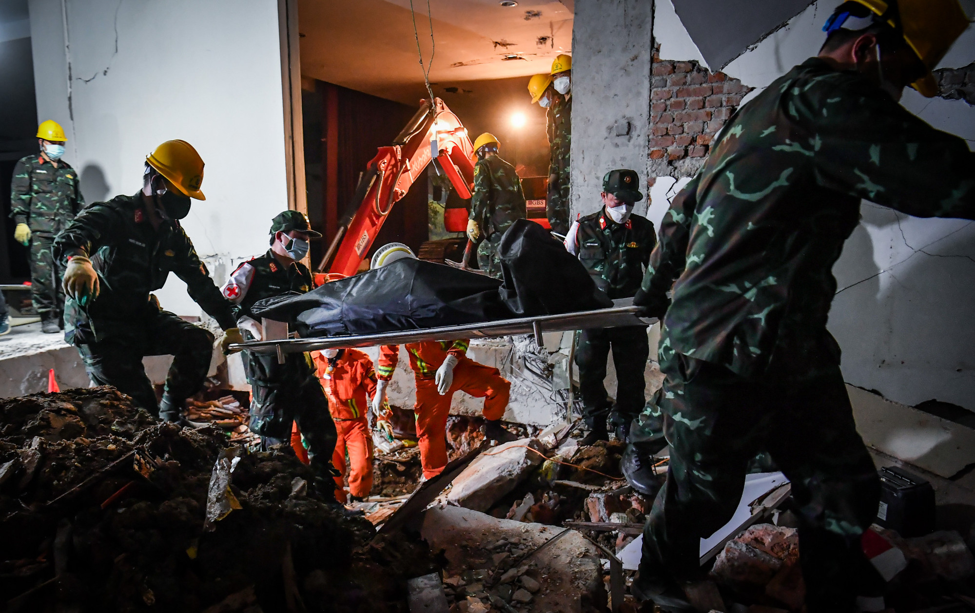 Tìm kiếm nạn nhân không kể ngày đêm,