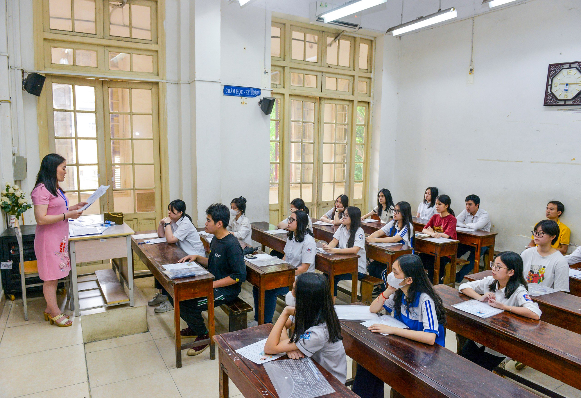 [Ảnh] Các sĩ tử Thủ đô trong ngày làm thủ tục tuyển sinh vào lớp 10 ảnh 12