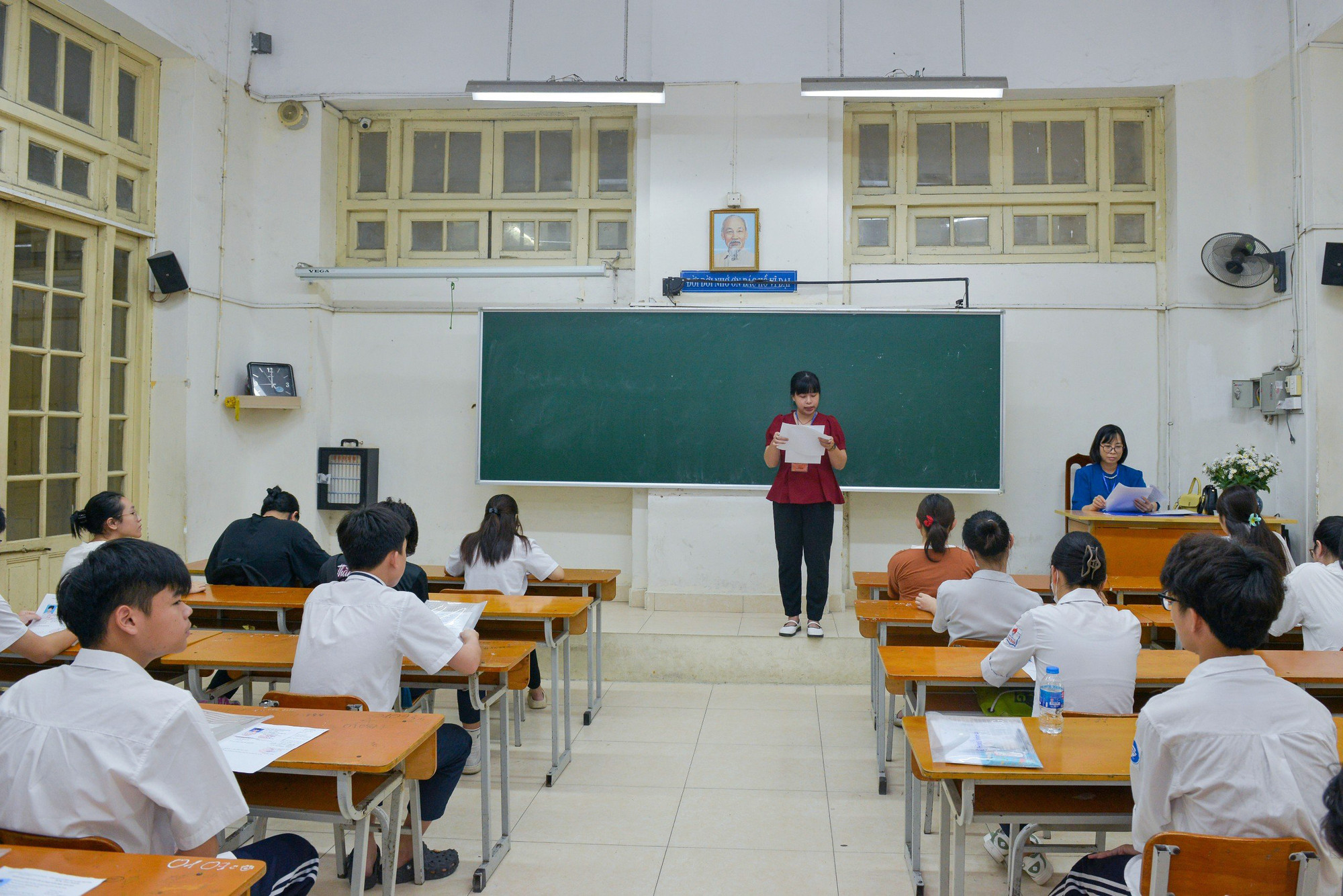 [Ảnh] Các sĩ tử Thủ đô trong ngày làm thủ tục tuyển sinh vào lớp 10 ảnh 10