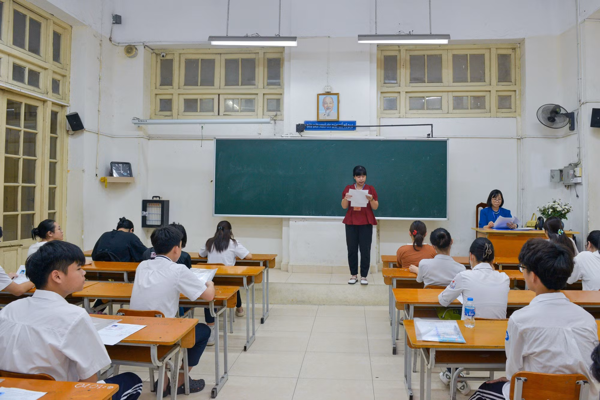 [Ảnh] Các sĩ tử Thủ đô trong ngày làm thủ tục tuyển sinh vào lớp 10 ảnh 10