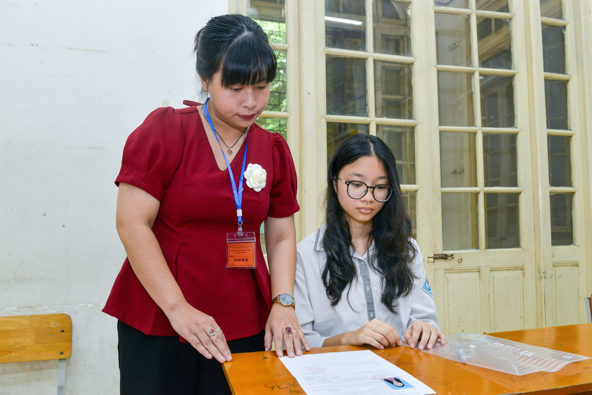 [Ảnh] Các sĩ tử Thủ đô trong ngày làm thủ tục tuyển sinh vào lớp 10 ảnh 13