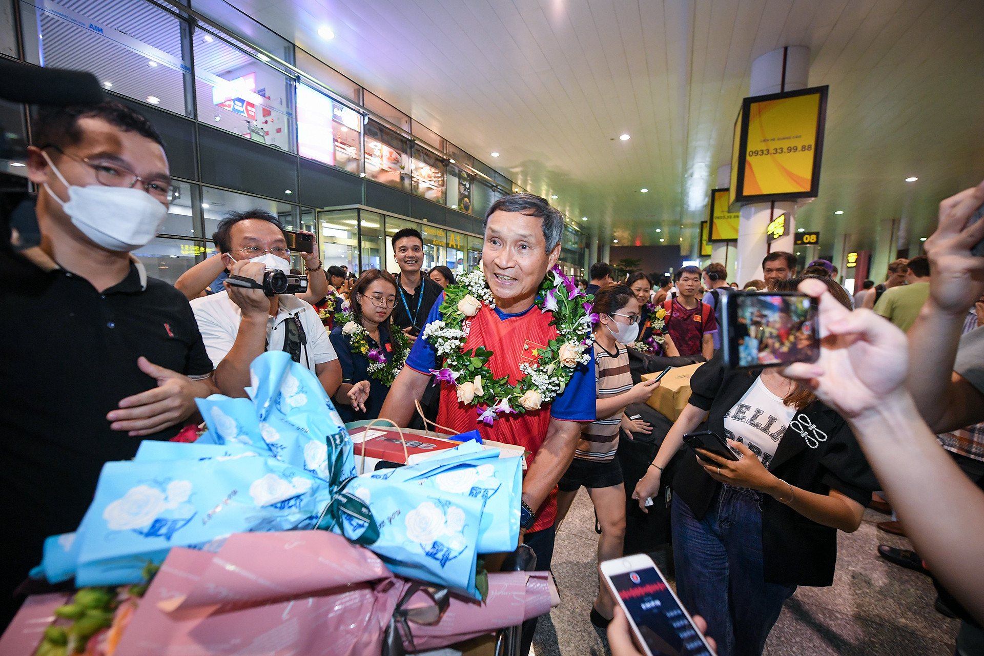 [Ảnh] Tuyển bóng đá nữ Việt Nam về nước dưới sự đón chào nồng nhiệt của cổ động viên ảnh 10