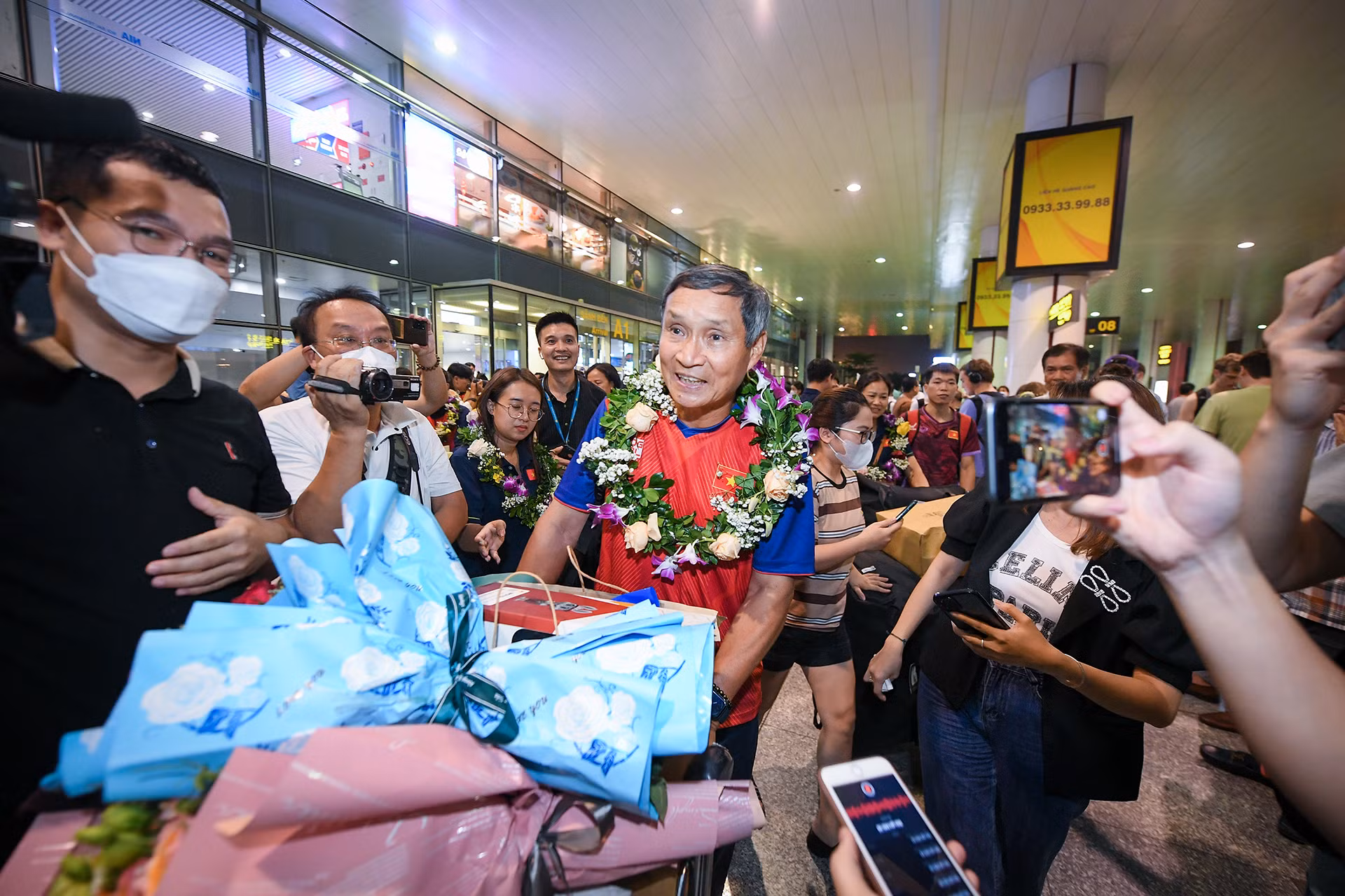 [Ảnh] Tuyển bóng đá nữ Việt Nam về nước dưới sự đón chào nồng nhiệt của cổ động viên ảnh 10