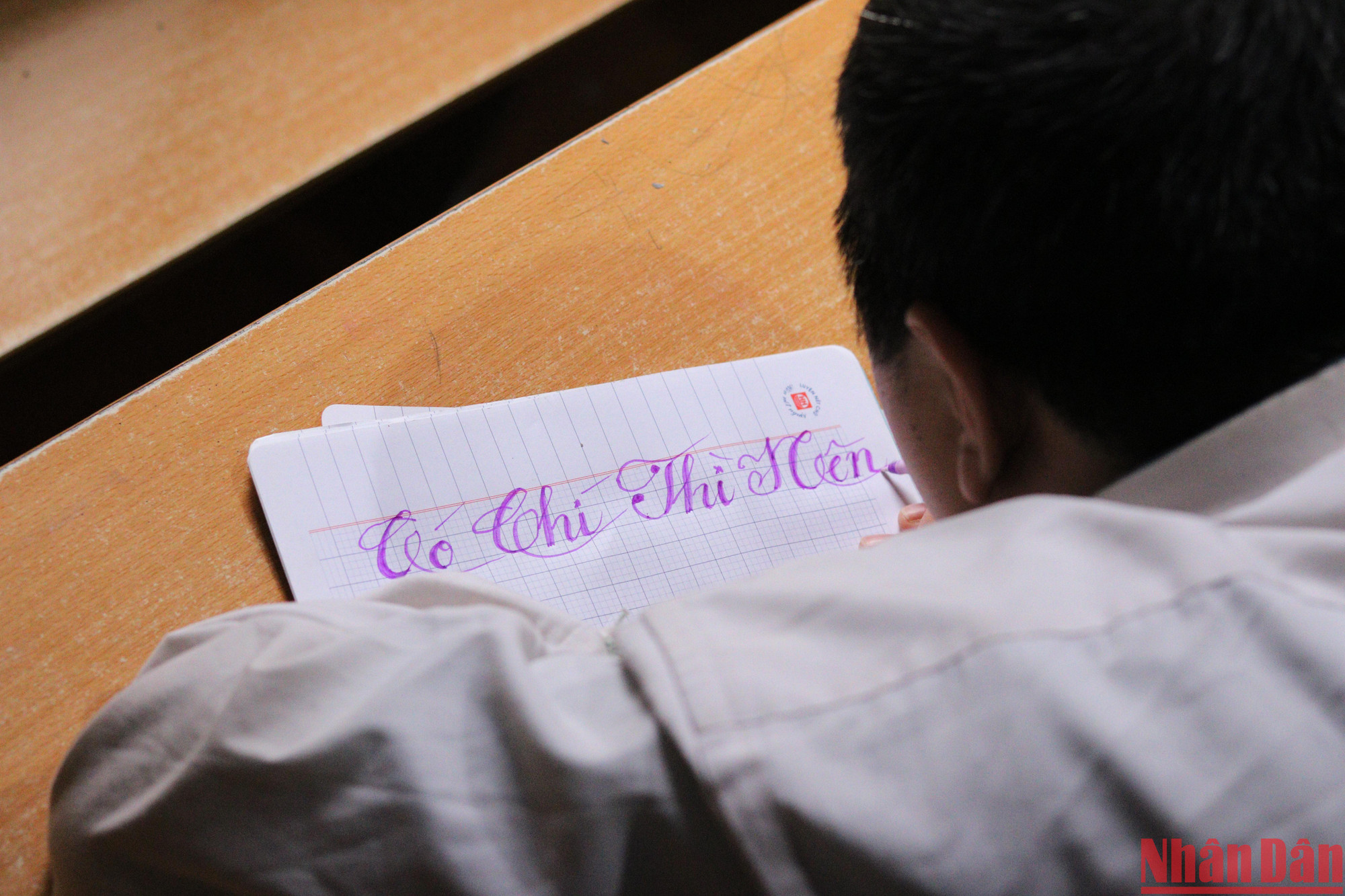 Anh Trường quyết tâm học viết chữ, cầm bút bằng miệng để có thể giúp ích cho gia đình. “Bước đầu tôi học viết chữ bằng miệng thực sự khó khăn, khi cầm bút bằng miệng thường rất dễ bị nôn ọe và chảy nước miếng”. (Ảnh: NHẬT QUANG)