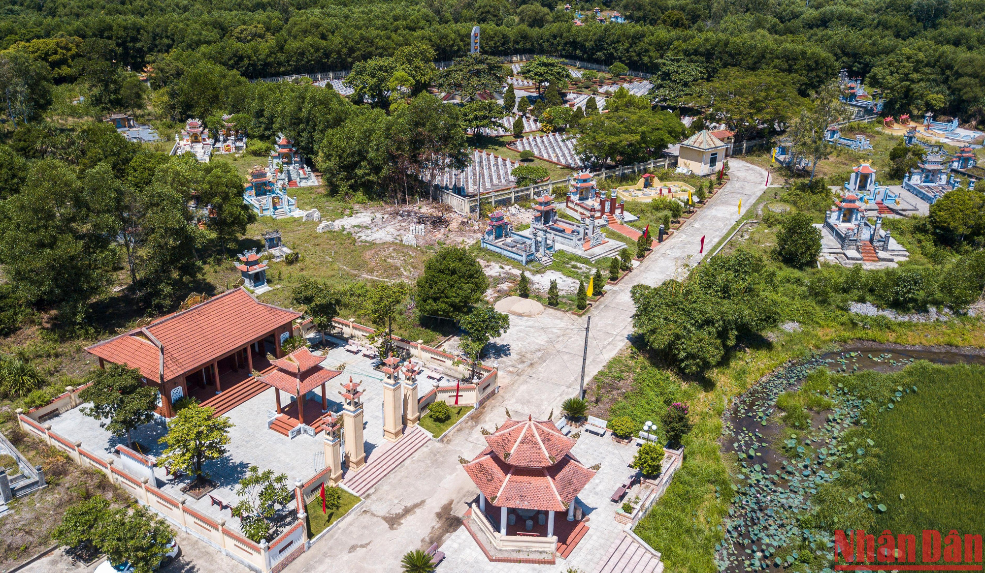 Khu tưởng niệm Bà mẹ Việt Nam Anh hùng nằm gần với Nghĩa trang Liệt sĩ xã Hải Thượng.