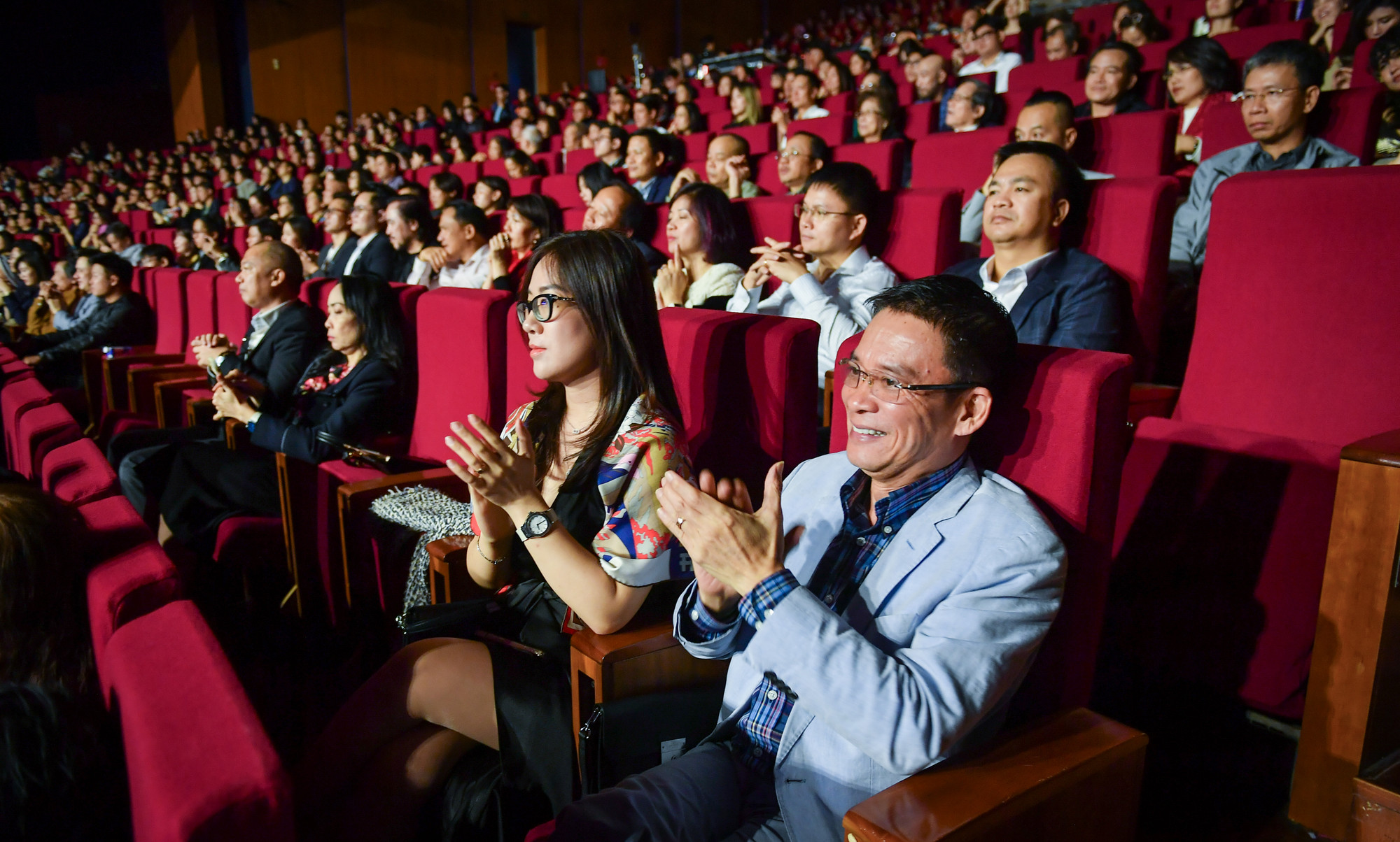 Khán giả Việt Nam phấn khích khi được trực tiếp nghe thần tượng của mình.