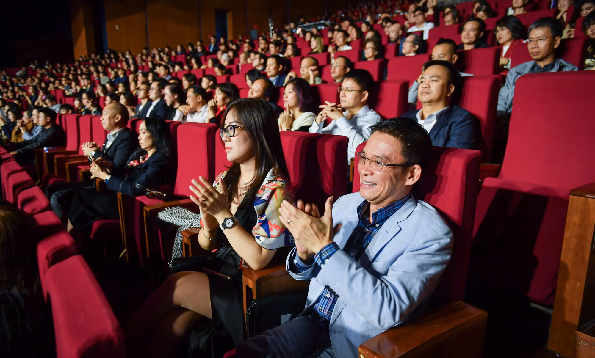 Khán giả Việt Nam phấn khích khi được trực tiếp nghe thần tượng của mình.