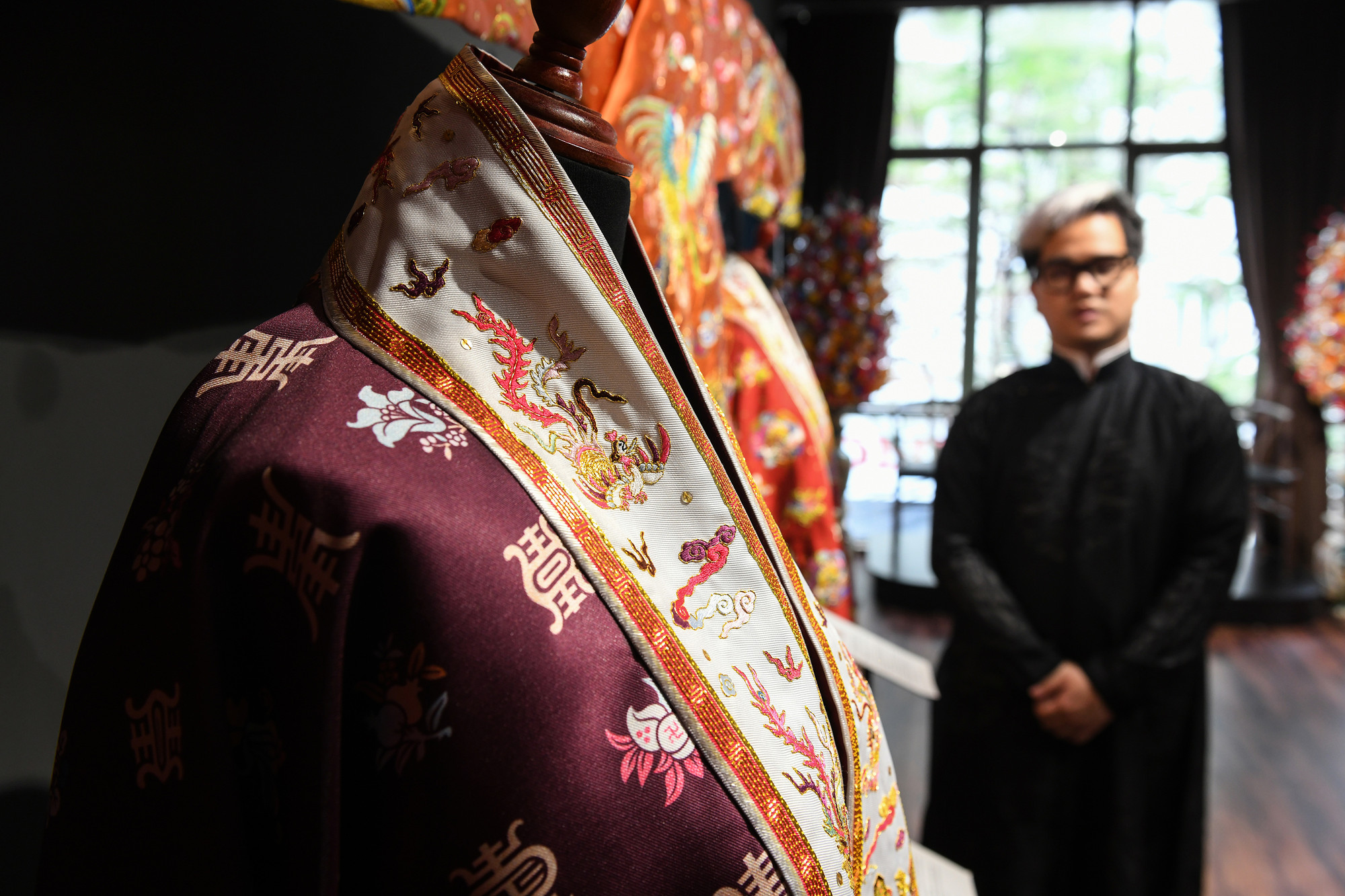 Mọi chi tiết, đường nét trên mỗi mẫu cổ phục đều được nghiên cứu kỹ lưỡng, có sự đối chiếu cẩn trọng và được chăm chút từng chi tiết nhỏ nhất.