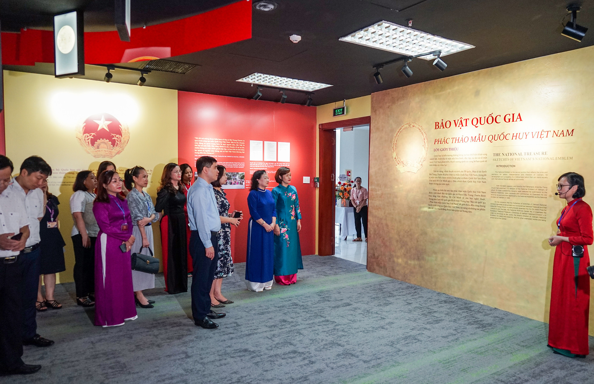 Triển lãm thu hút đông đảo người xem.