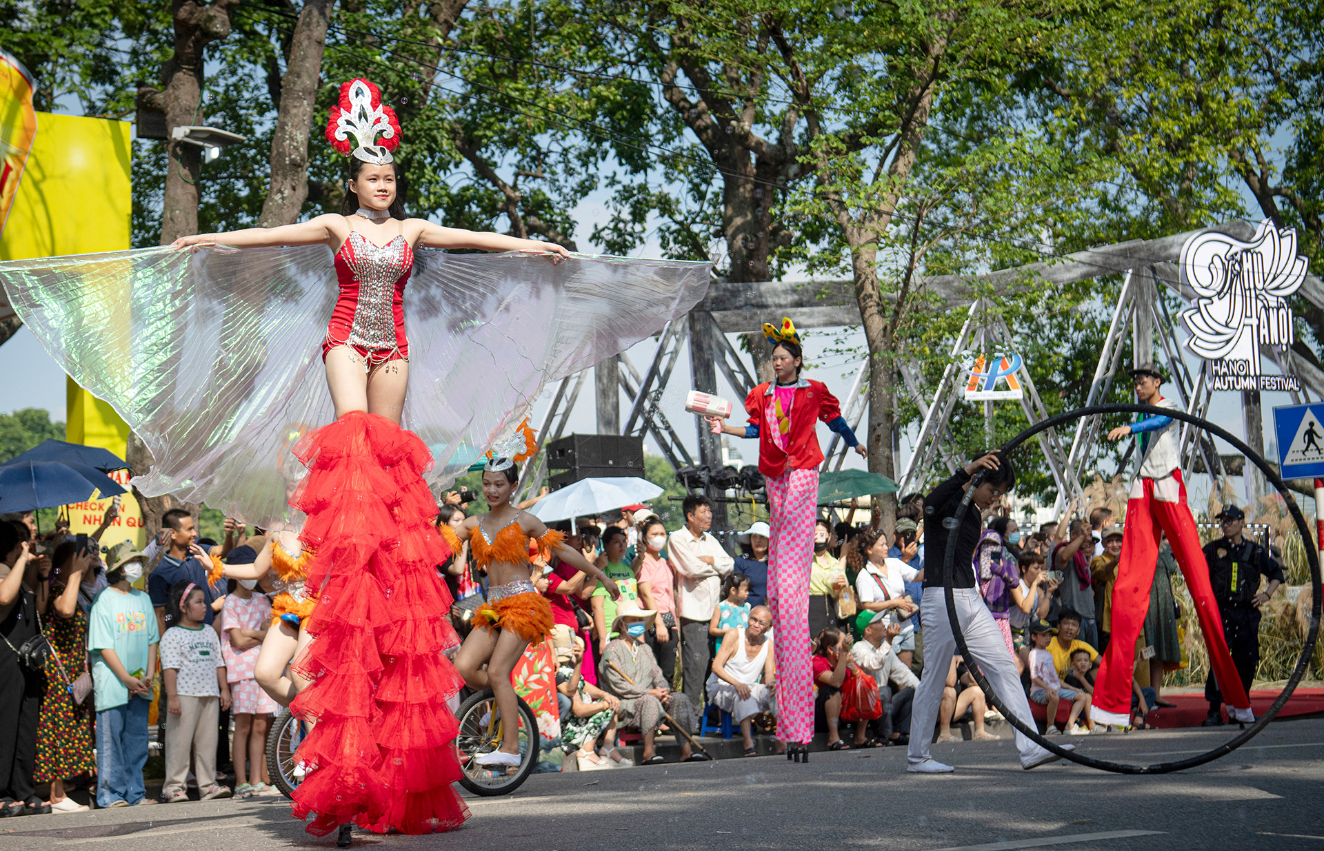 Những tiết mục đặc sắc thu hút đông đảo người dân Thủ đô đến xem.