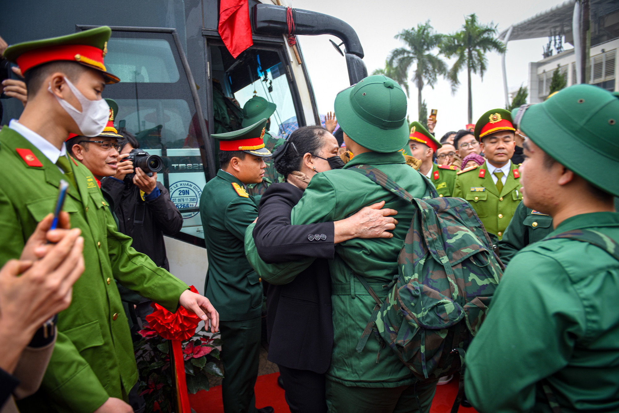 Giây phút xúc động trước lúc lên đường. Những lời căn dặn mạnh khỏe, cố gắng được gửi đi cùng cái ôm vội vàng từ người mẹ già.