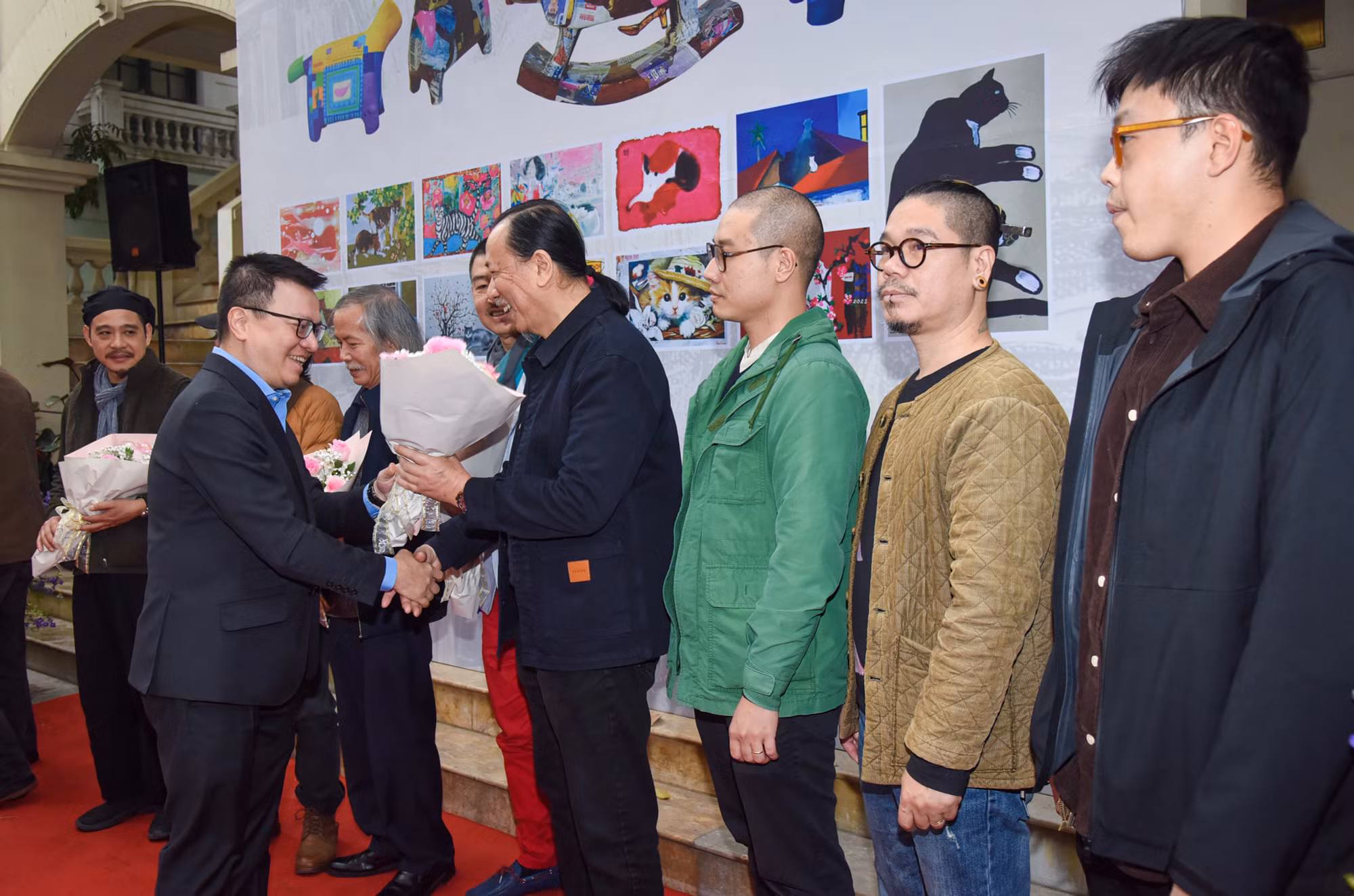 Tổng Biên tập Báo Nhân Dân Lê Quốc Minh tặng hoa cho các nghệ sĩ tham gia dự án nghệ thuật. (Ảnh: TRẦN HẢI)