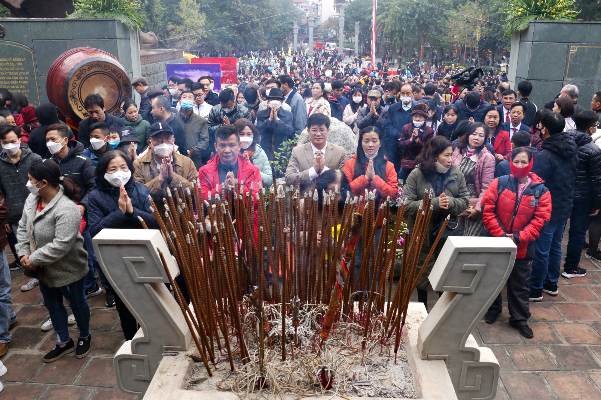 Sau chương trình, người dân sẽ được tự do vào tham quan đền vua Quang Trung, dâng hương tưởng nhớ. (Ảnh: NHẬT QUANG)