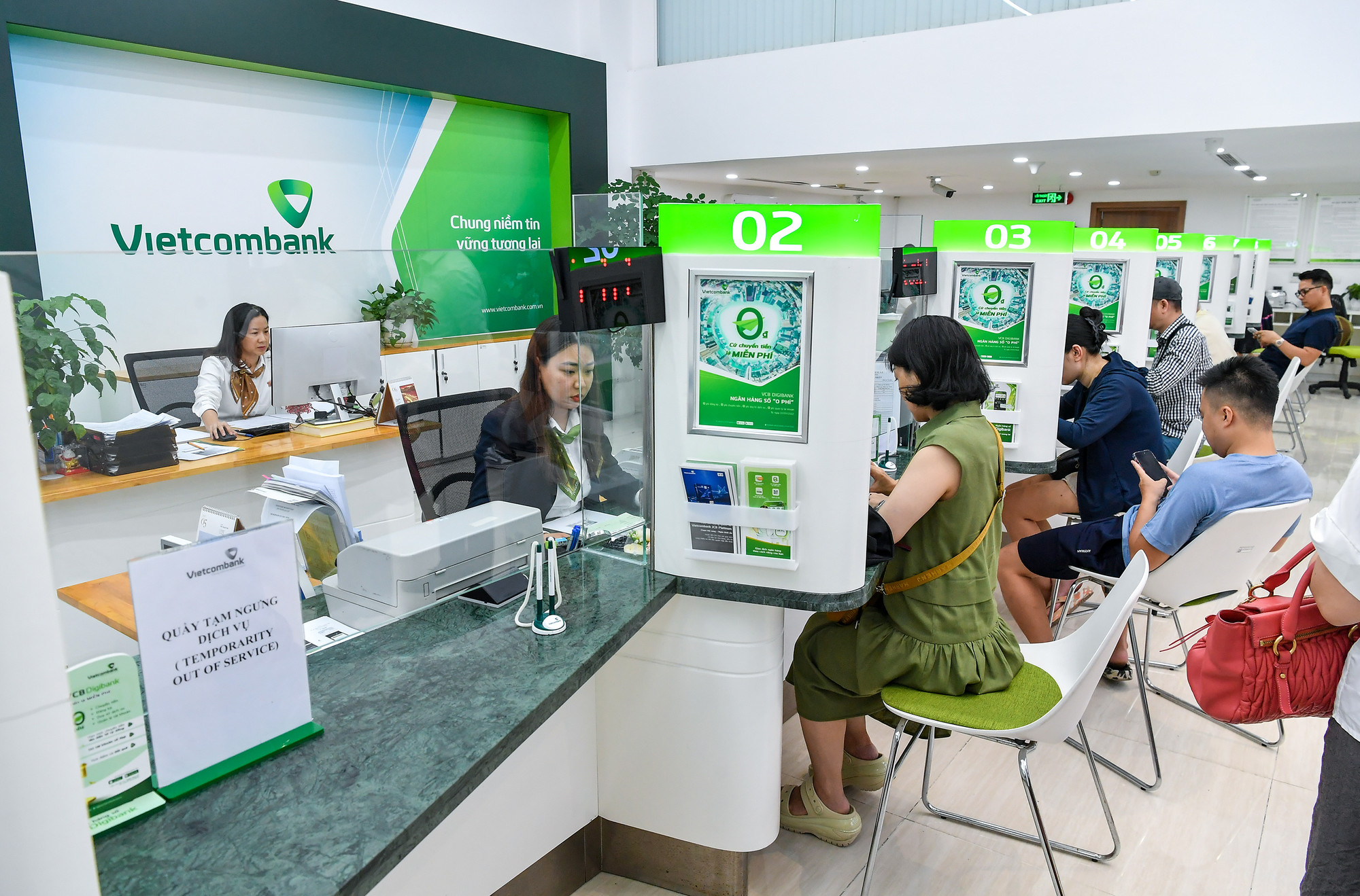 Theo Ngân hàng Nhà nước, để mua vàng, khách hàng mang theo giấy tờ tùy thân theo quy định đến trực tiếp các địa điểm bán vàng của ngân hàng để giao dịch. Khách hàng có thể thực hiện thanh toán bằng tiền mặt hoặc chuyển khoản và nhận vàng giao ngay. Hóa đơn bán hàng được cung cấp cho khách hàng mua vàng theo hình thức hóa đơn điện tử.