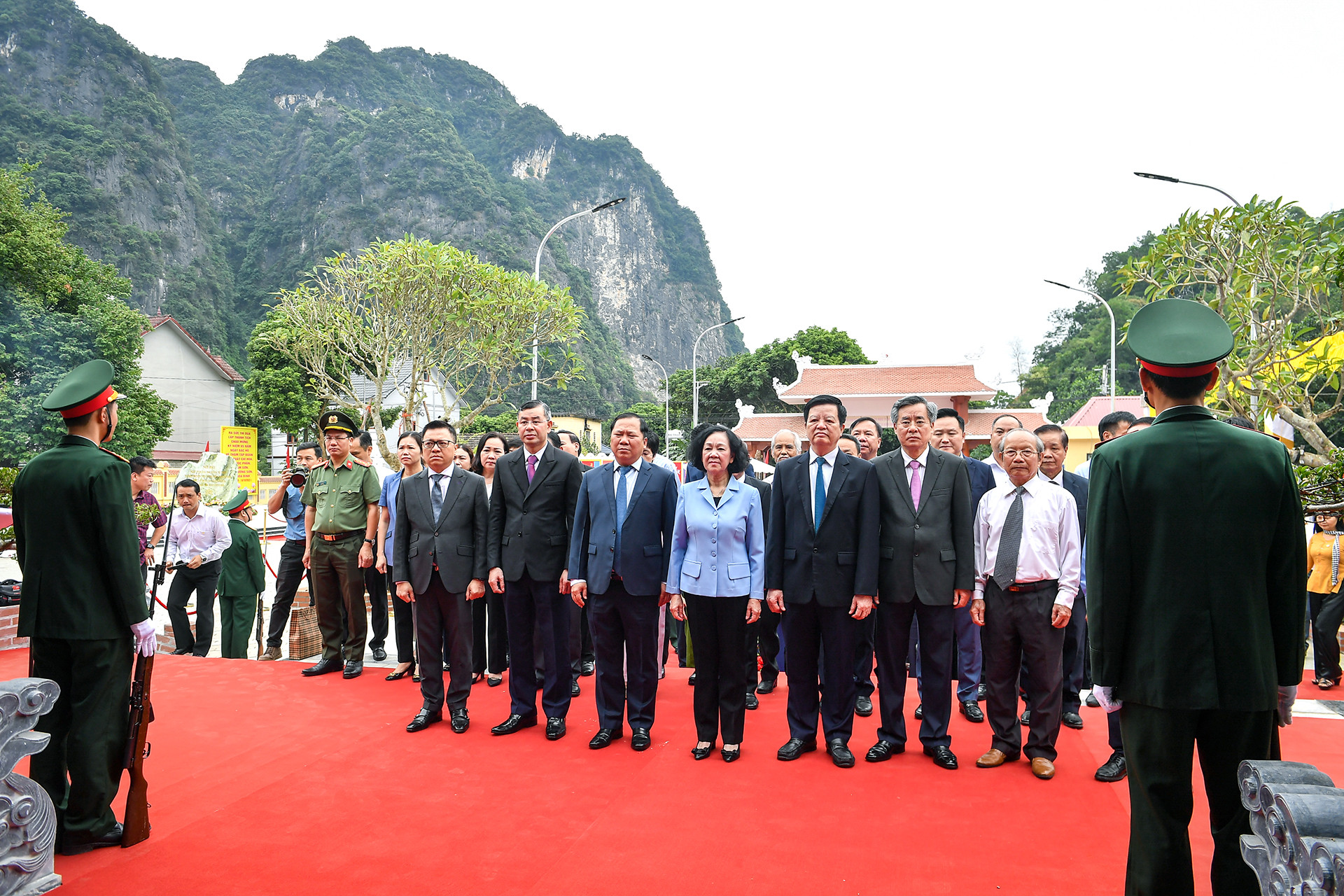 Đồng chí Trương Thị Mai, Ủy viên Bộ Chính trị, Thường trực Ban Bí thư, Trưởng Ban Tổ chức Trung ương cùng các đồng chí lãnh đạo chuẩn bị dâng hương tại Nhà tưởng niệm Bác Hồ trong khu di tích Bác Hồ về thăm Tập đoàn sản xuất Chí Hòa. Đồng chí Trương Thị Mai, Ủy viên Bộ Chính trị, Thường trực Ban Bí thư, Trưởng Ban Tổ chức Trung ương cùng các đồng chí lãnh đạo chuẩn bị dâng hương tại Nhà tưởng niệm Bác Hồ trong khu di tích Bác Hồ về thăm Tập đoàn sản xuất Chí Hòa.