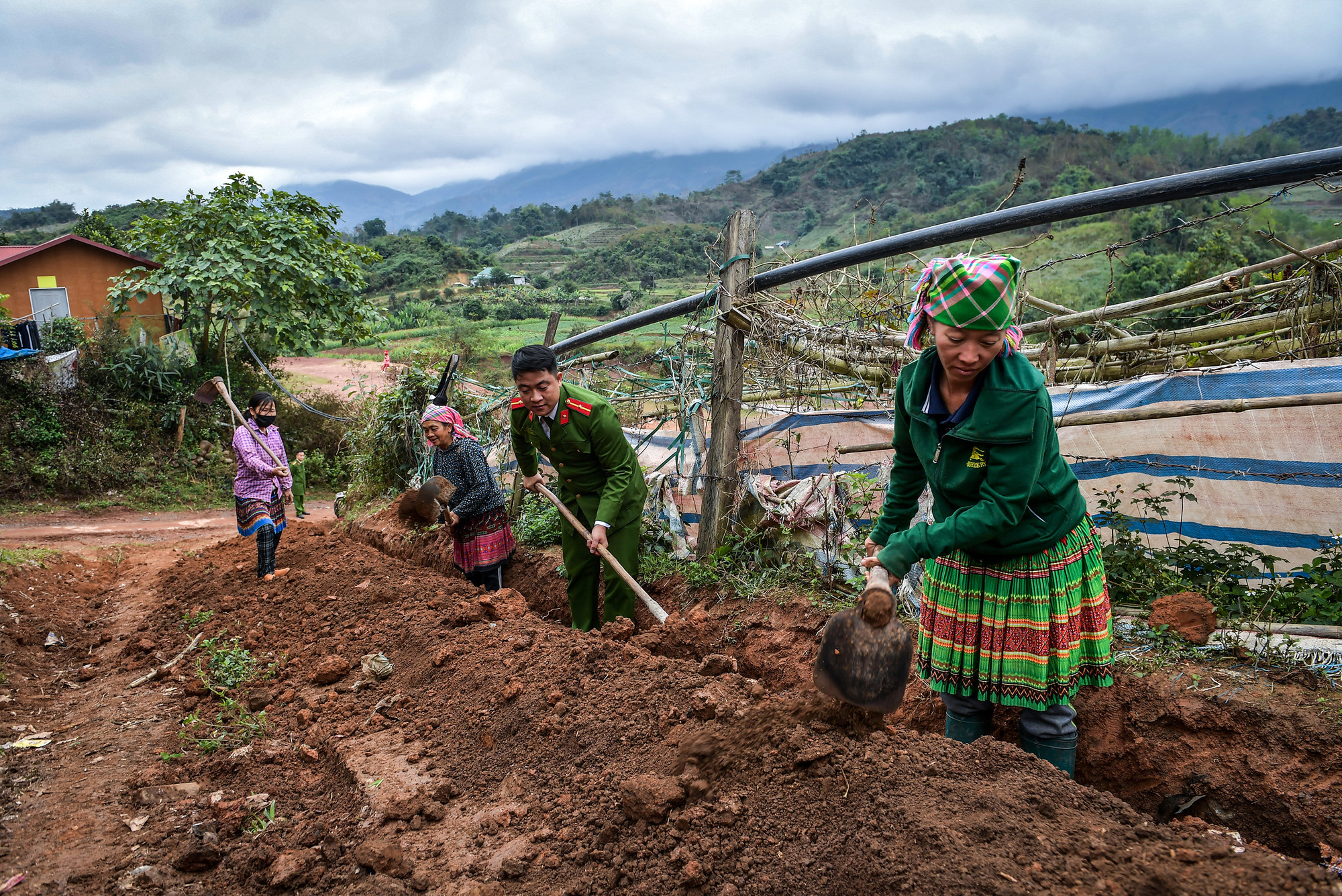 Công an xã Mường Nhé giúp người dân tại bản Mường Nhé 2 làm đường dịp giáp Tết.