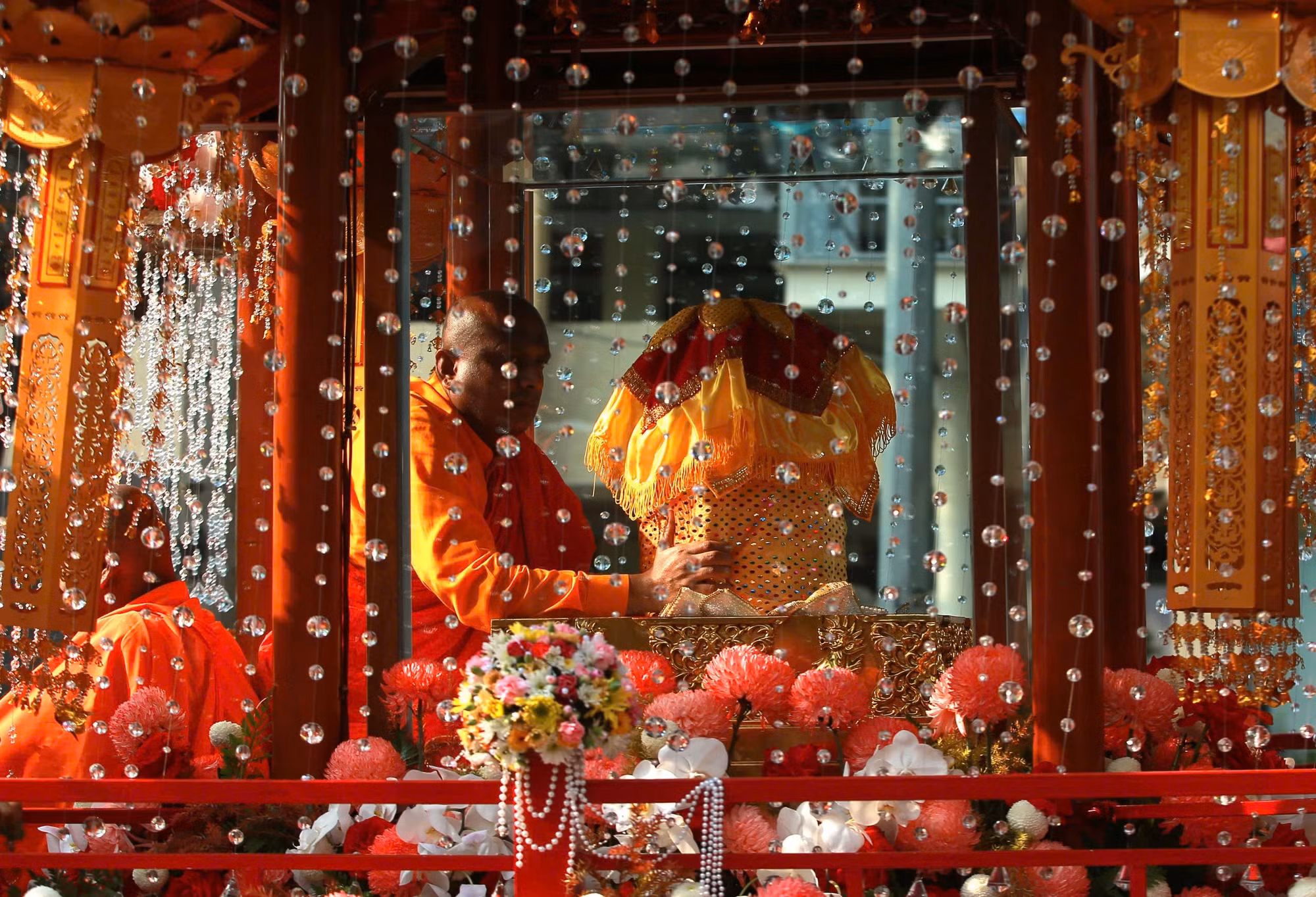 Xá lợi của Đức Phật được bảo quản kỹ càng trên xe.