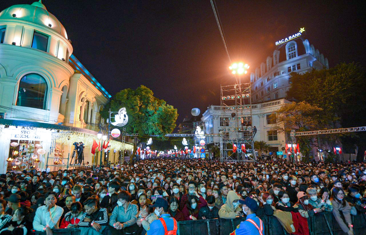 Từ 7 giờ tối 31/12/2022 hàng nghìn người dân đã tập trung tại khu vực Nhà hát Lớn chờ đón xem các chương trình nghệ thuật chào năm mới 2023. (Ảnh: THÀNH ĐẠT)