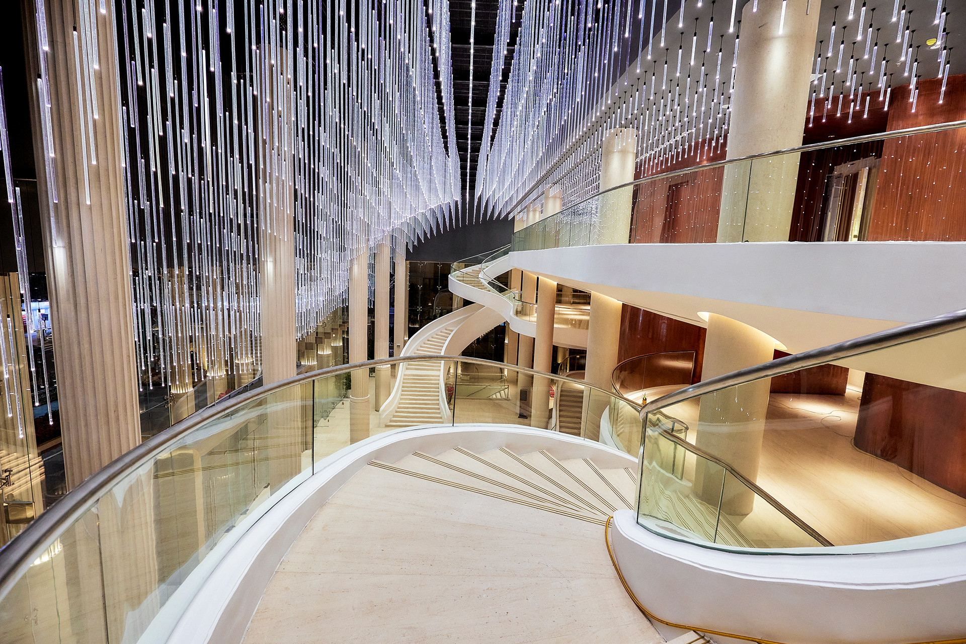 Sảnh chính của nhà hát lấy ý tưởng bầu trời đầy sao đêm, với 3.000 bóng đèn led thả xuống từ trần nhà.