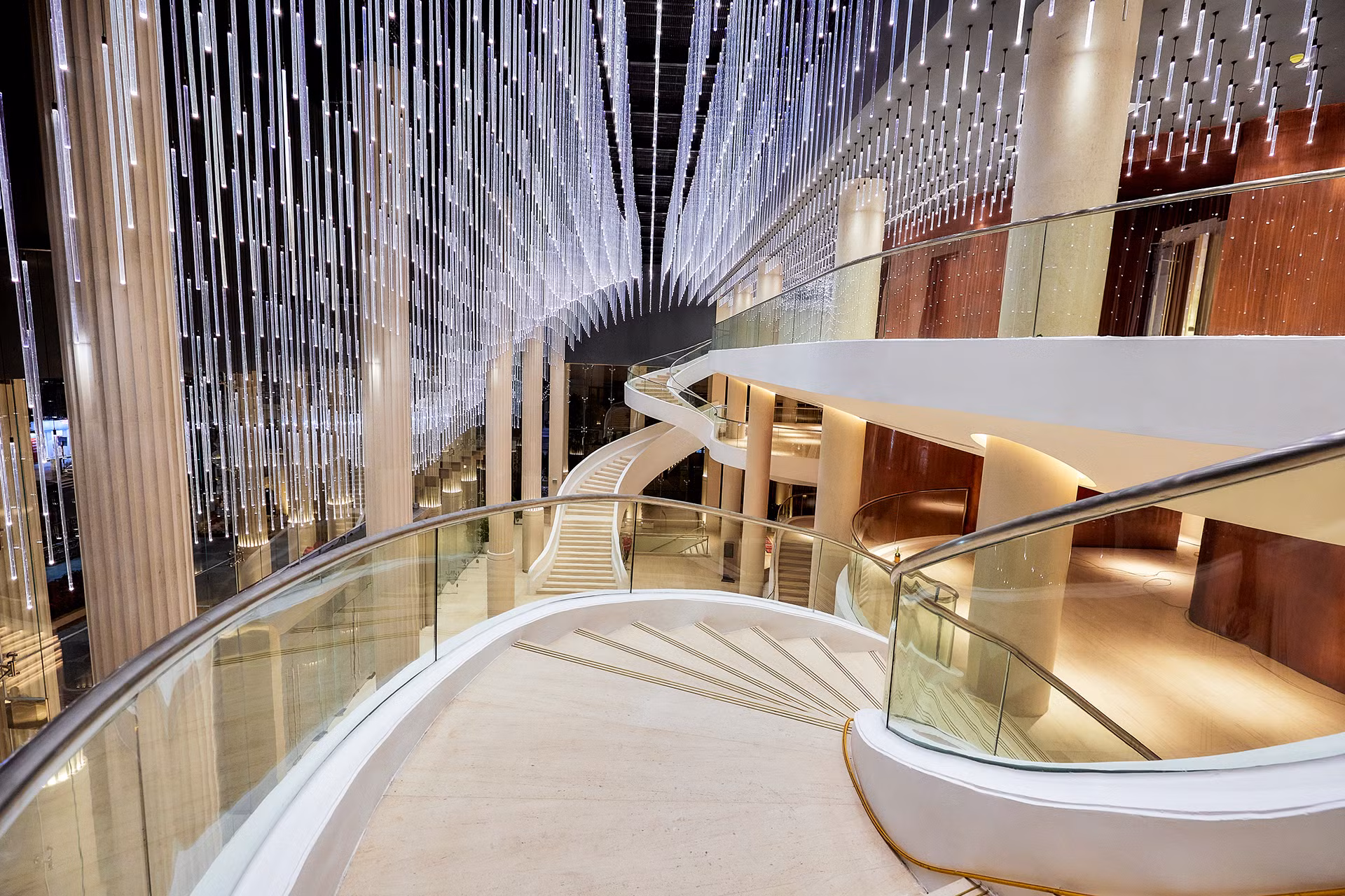 Sảnh chính của nhà hát lấy ý tưởng bầu trời đầy sao đêm, với 3.000 bóng đèn led thả xuống từ trần nhà.