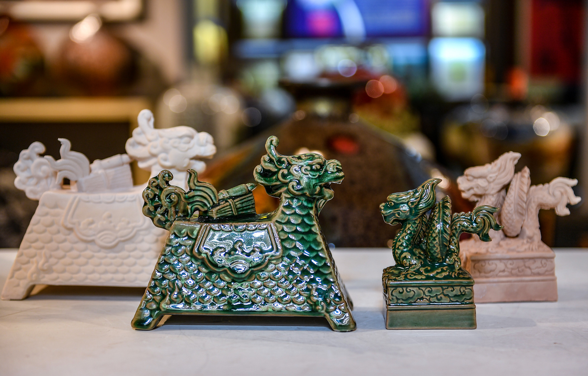 Cận cảnh hai sản phẩm rồng do HTX sản xuất, kinh doanh gốm sứ Tân Thịnh sản xuất. Được biết, 2 sản phẩm này hiện chưa được đưa ra bán rộng rãi mà chỉ sản xuất để làm quà biếu tặng nhân dịp Tết Giáp Thìn sắp tới.