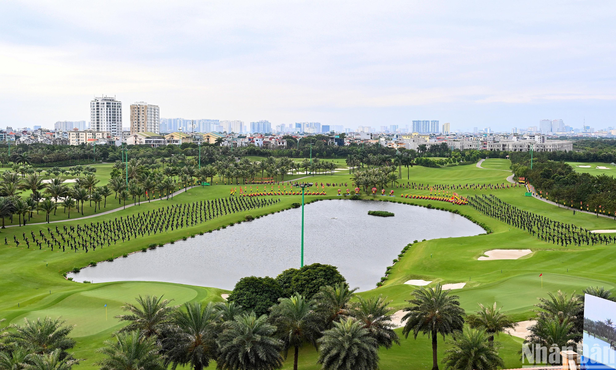 Dưới mặt đất, các chiến sĩ đặc công trình diễn chào mừng sự kiện.