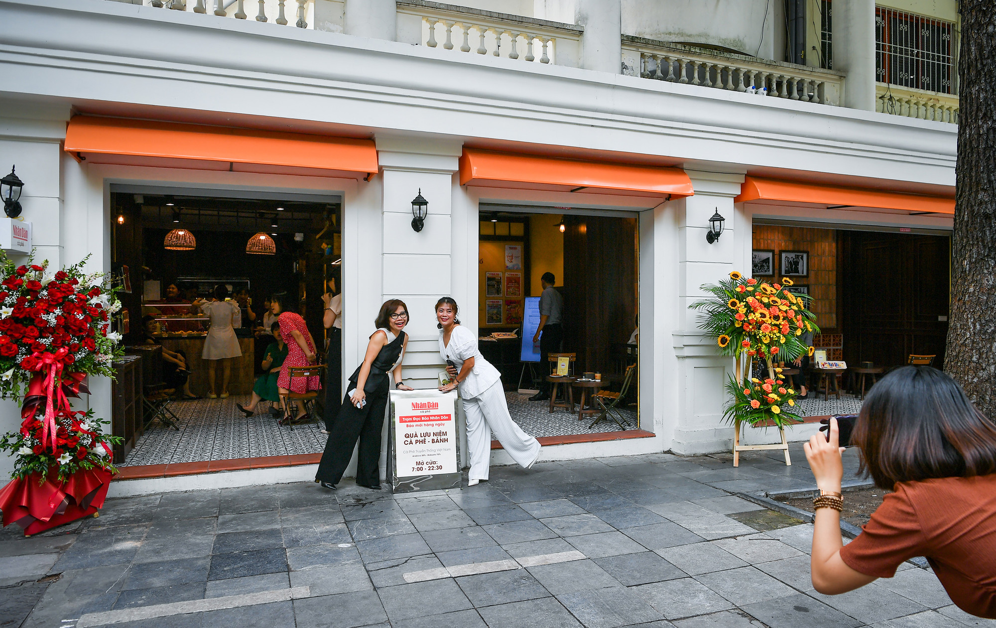 Dù mới ngày đầu ra mắt, không gian trưng bày, trải nghiệm và giới thiệu sản phẩm Báo Nhân Dân đã thu hút khá đông người dân đến tham quan trải nghiệm.