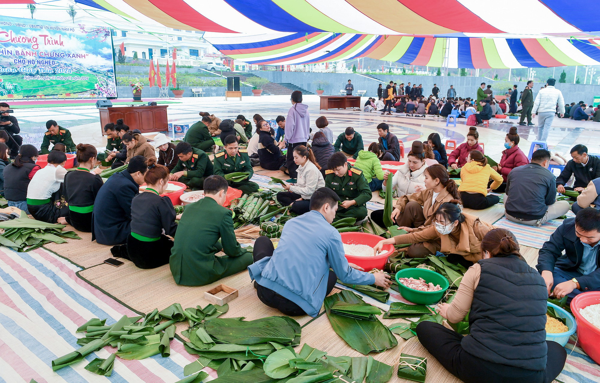 [Ảnh] Những bếp lửa "nghĩa tình" nấu bánh chưng xanh ở Nậm Pồ ảnh 1