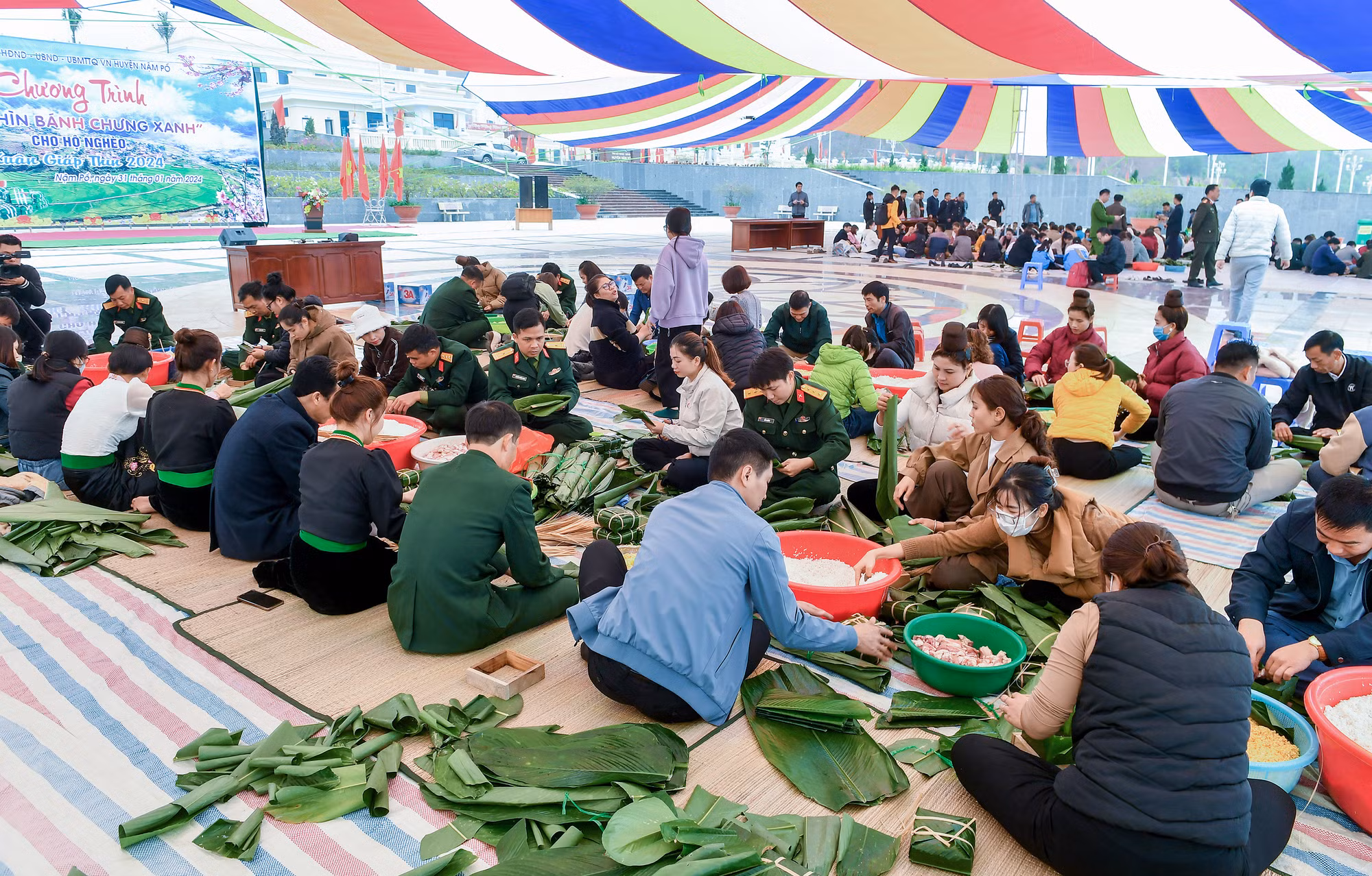 [Ảnh] Những bếp lửa "nghĩa tình" nấu bánh chưng xanh ở Nậm Pồ ảnh 1