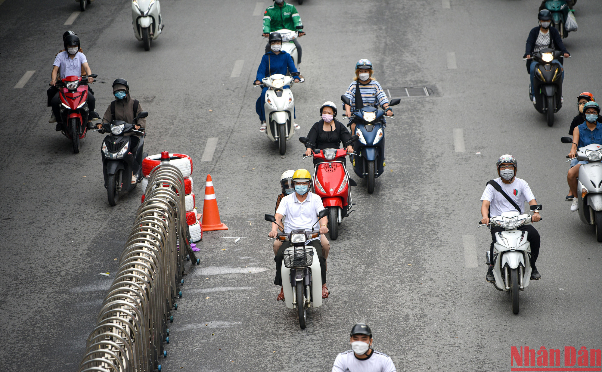 Người dân đi xe máy vẫn chưa quen với việc đi đúng làn sát lề đường.