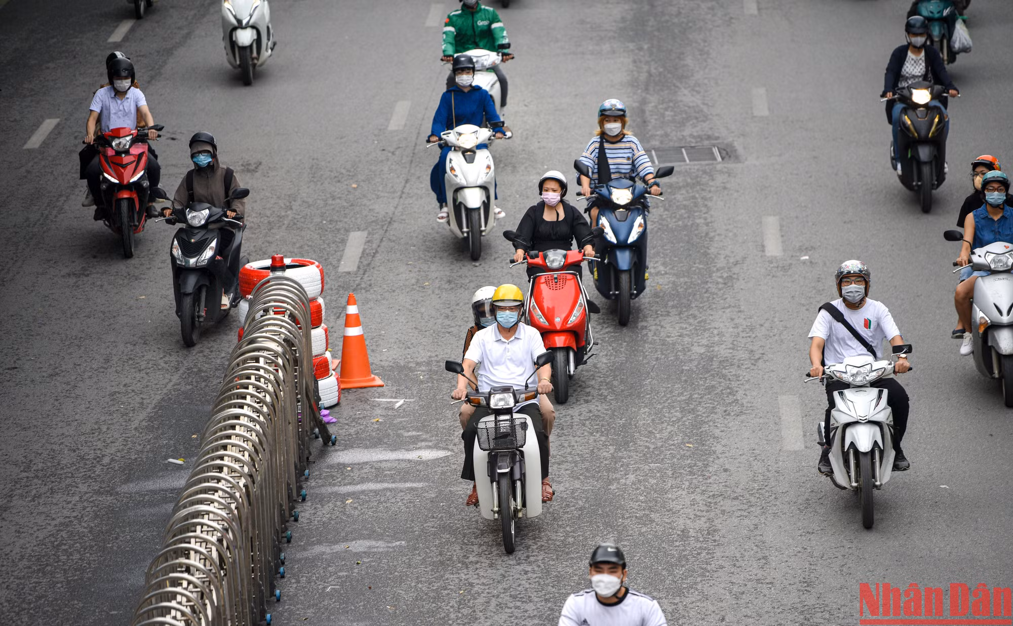Người dân đi xe máy vẫn chưa quen với việc đi đúng làn sát lề đường.