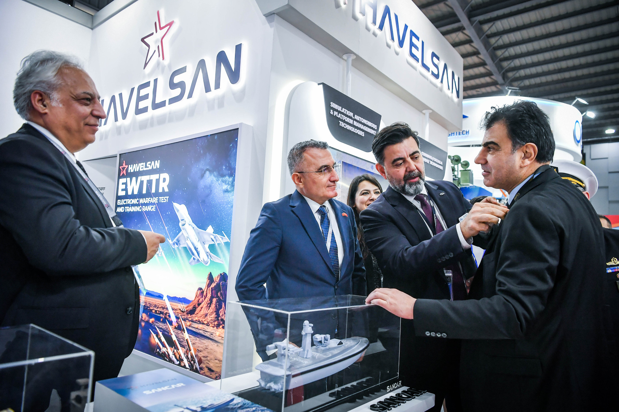 Cùng với đó, triển lãm góp phần tăng cường hợp tác quốc tế về CNQP, đa dạng hóa các kênh hợp tác mua sắm, tiếp nhận, chuyển giao công nghệ để sản xuất trang bị kỹ thuật, trang bị hậu cần đáp ứng yêu cầu của các lực lượng vũ trang; tìm hiểu xu hướng phát triển của vũ khí, trang bị kỹ thuật trên thế giới để đề xuất, lựa chọn mua sắm, sản xuất, cải tiến vũ khí trang bị cho quân đội; quảng bá, tuyên truyền năng lực, tiềm lực công nghệ, vũ khí trang bị do CNQP Việt Nam sản xuất đến bạn bè quốc tế và nhân dân trong nước; tìm kiếm cơ hội xuất khẩu các sản phẩm CNQP.