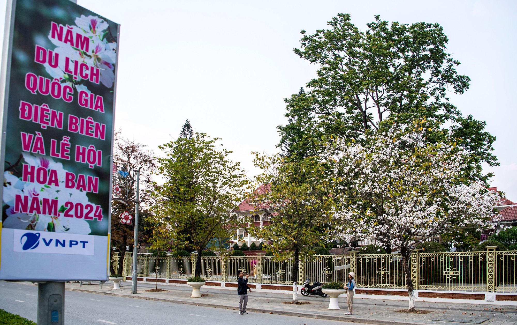 [Ảnh] Thiếu nữ Tây Bắc khoe sắc cùng hoa ban Điện Biên những ngày tháng 3 ảnh 9